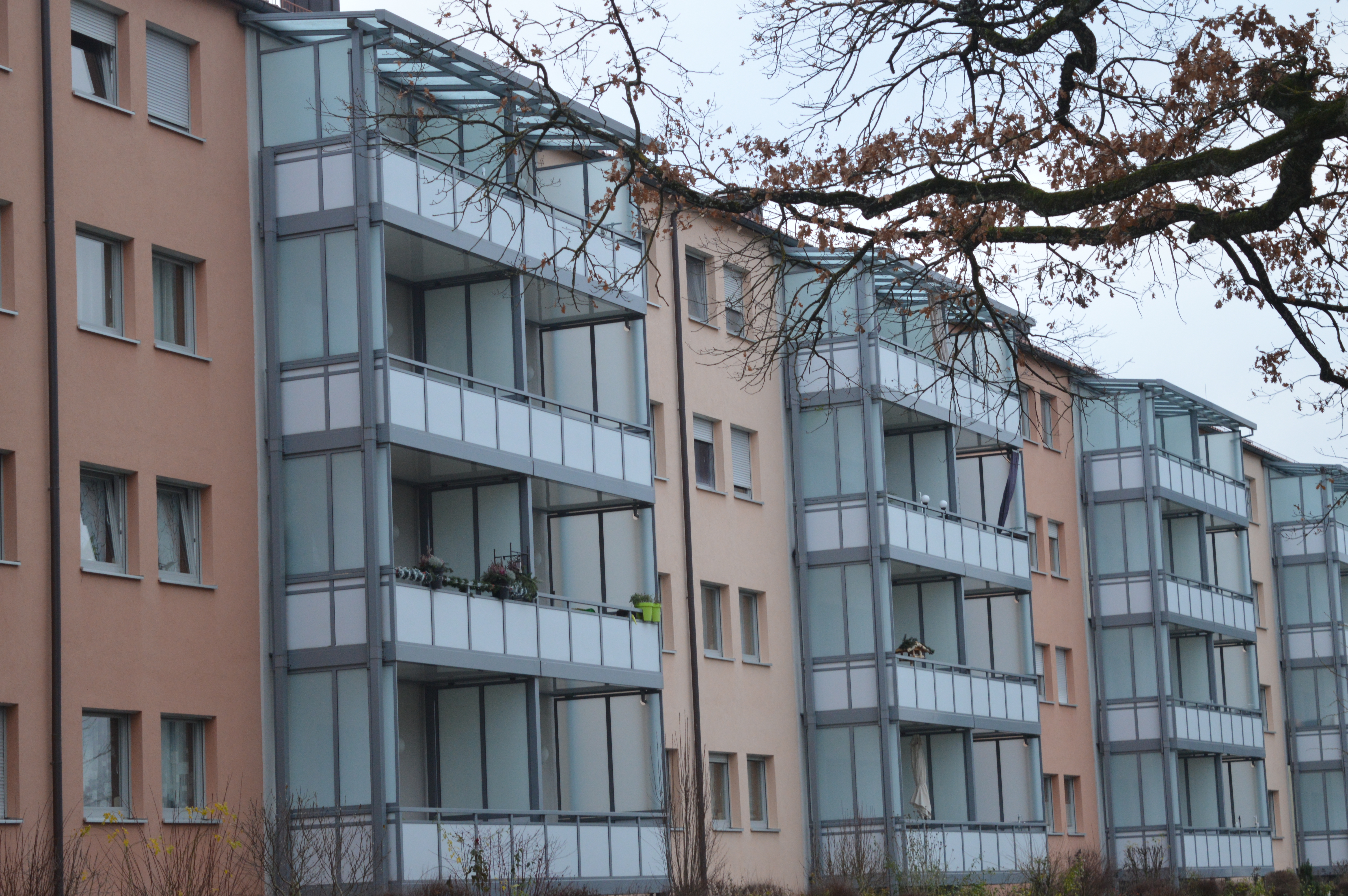 Auf dem Bild ist ein mehrstöckiger Wohnblock abgebildet.