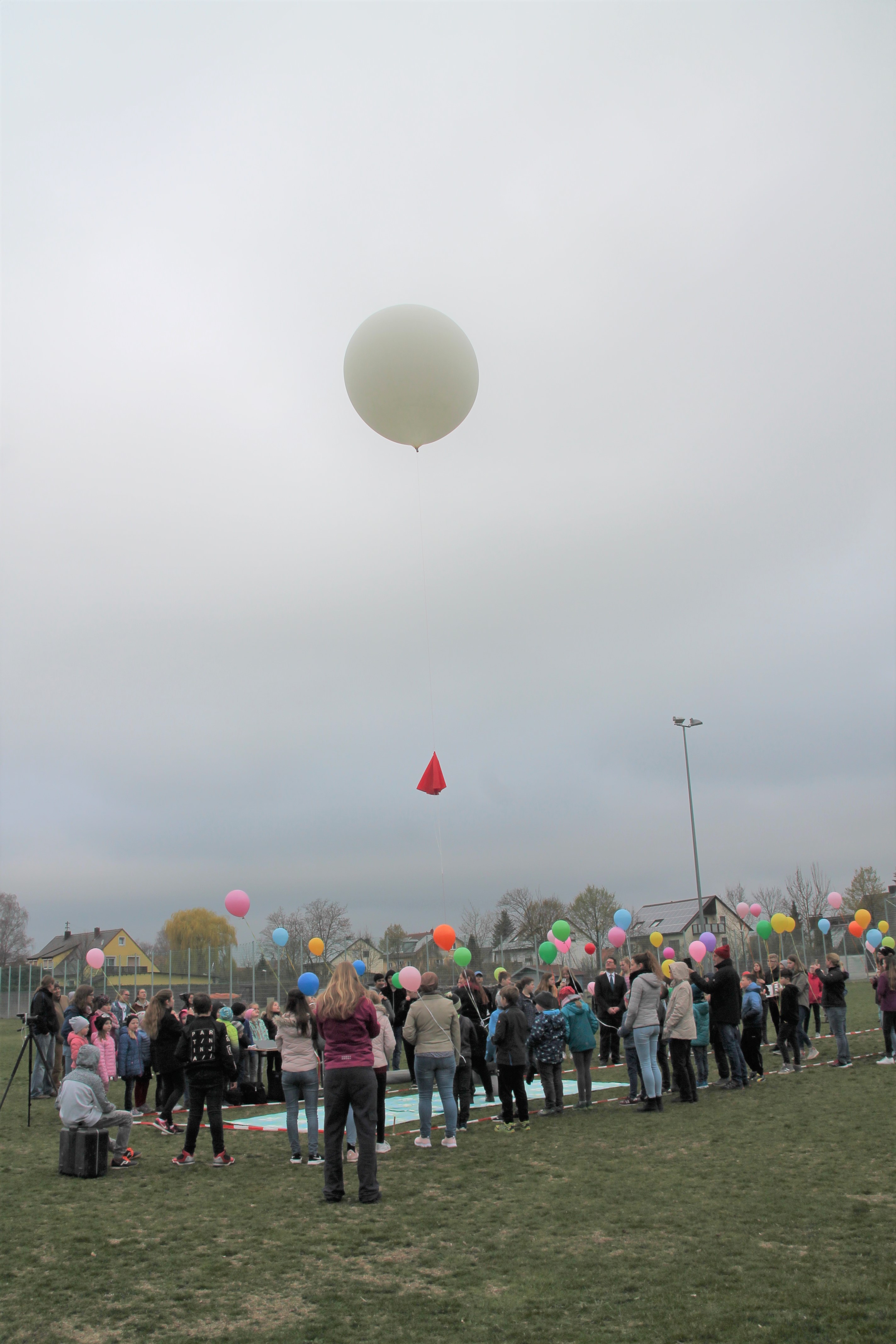 Am vergangenen Donnerstag ließen die Schülerinnen und Schüler der Montessori Schule in Deiningen einen Wetterballon steigen.