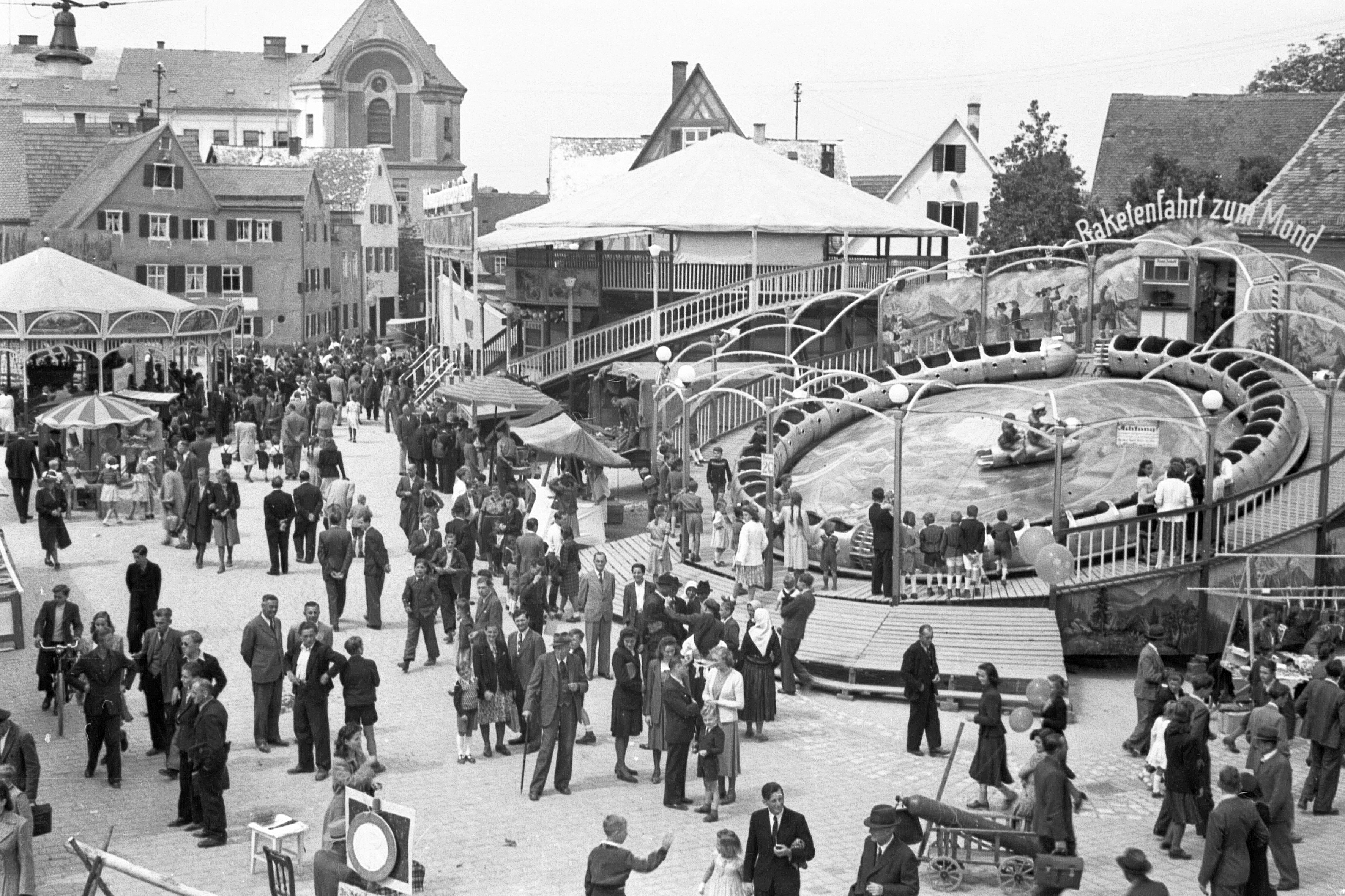1949: Beim Bauernsonntag kommen 20.000 Besucher nach Nördlingen. Teilweise reisen sie mit Sonderzügen an.