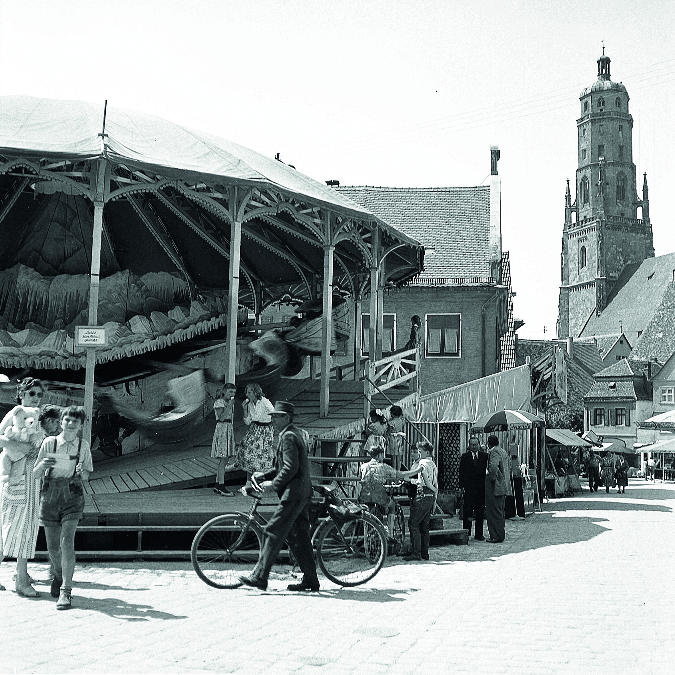 1963 findet die letzte Mess' innerhalb der Stadtmauern statt. Am Obstmarkt standen bis dahin große Fahrgeschäfte wie Schiffschaukeln und die Zugspitzbahn (siehe Foto von 1958)
