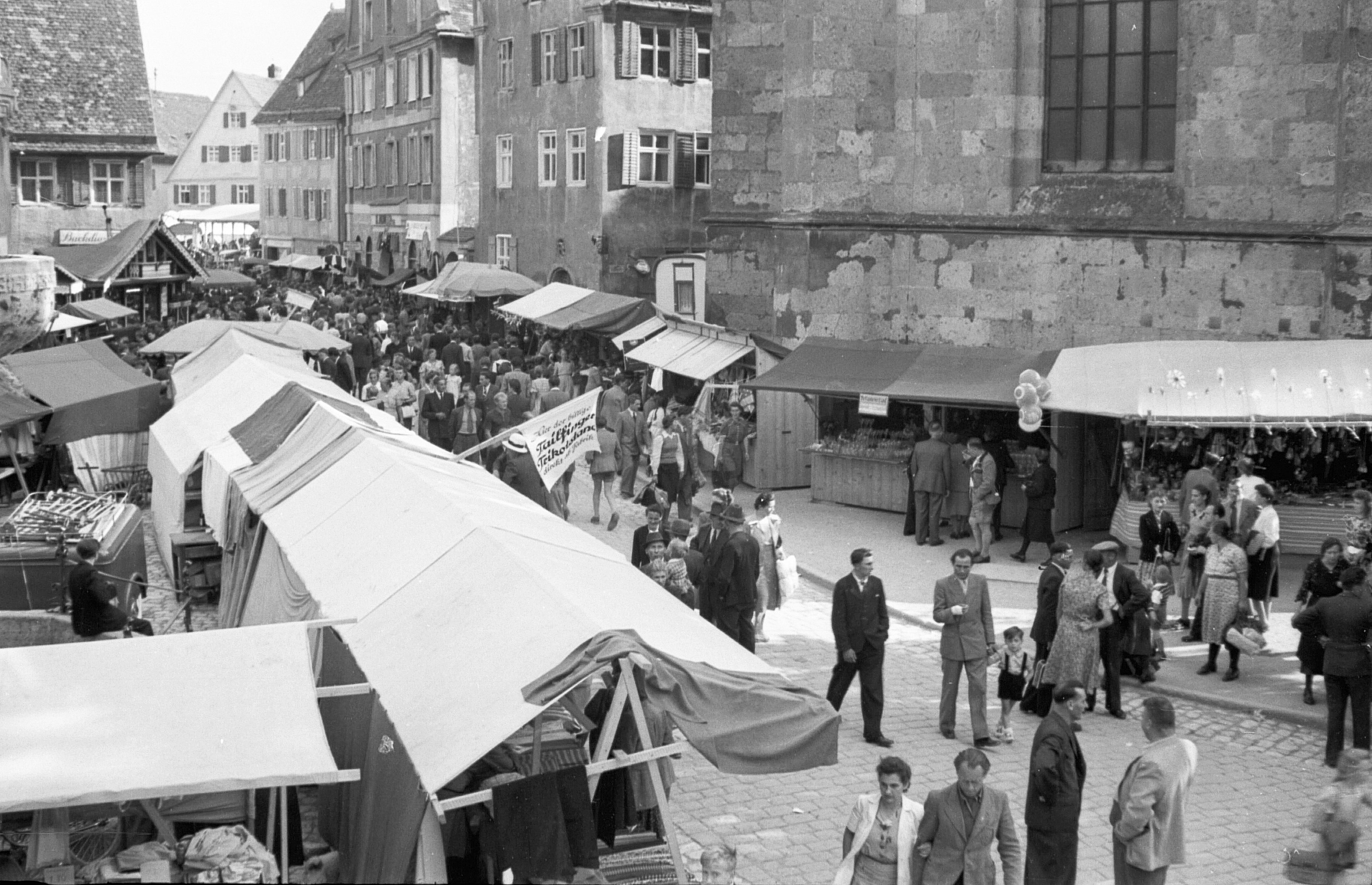 Marktstände an der St. Georgskirche im Jahr 1950