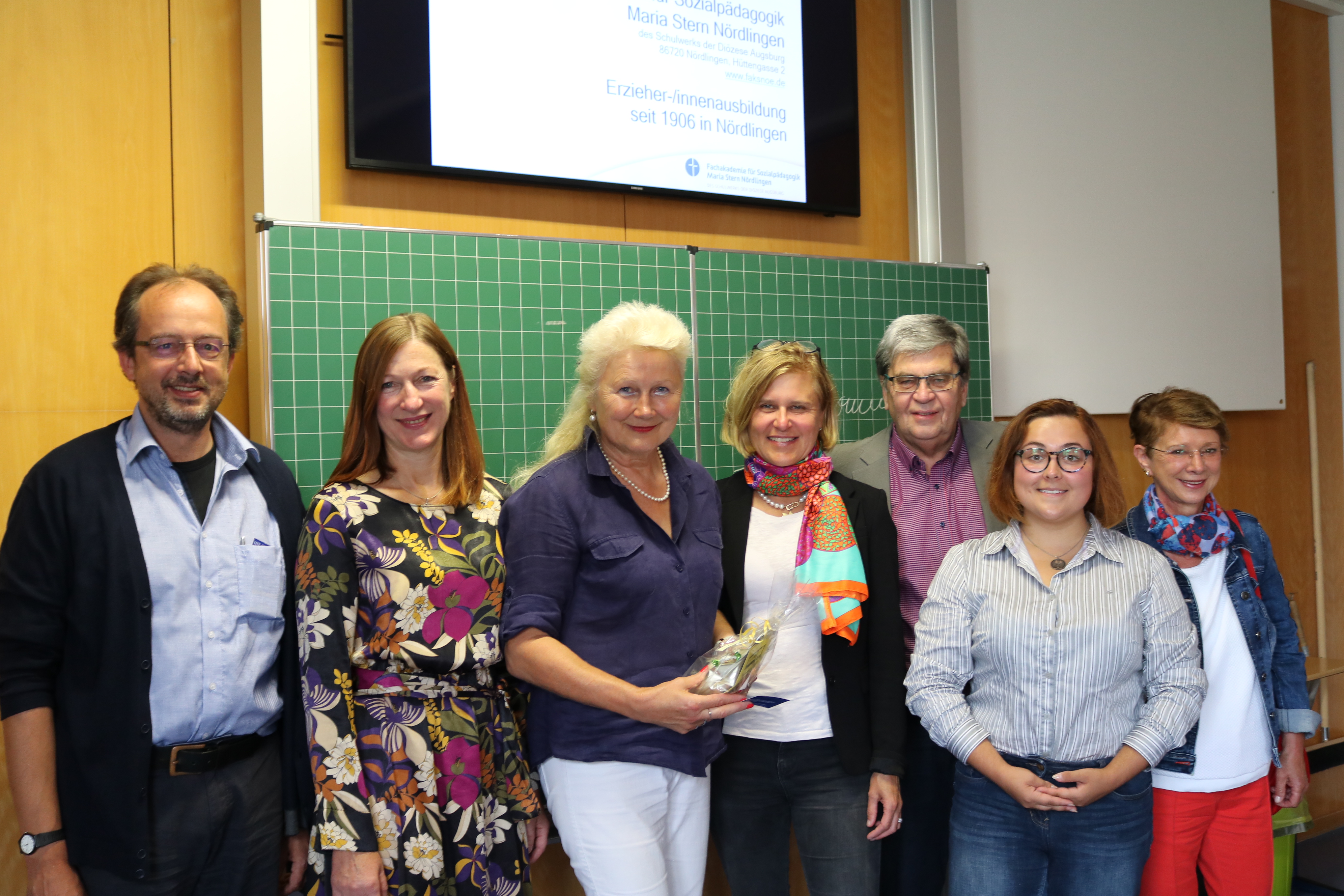 Dr Simone Strohmayr Besucht Mit Rita Ortler Die Fachakademie Fur Sozialpadagogik Maria Stern Nordlingen Donau Ries Aktuell