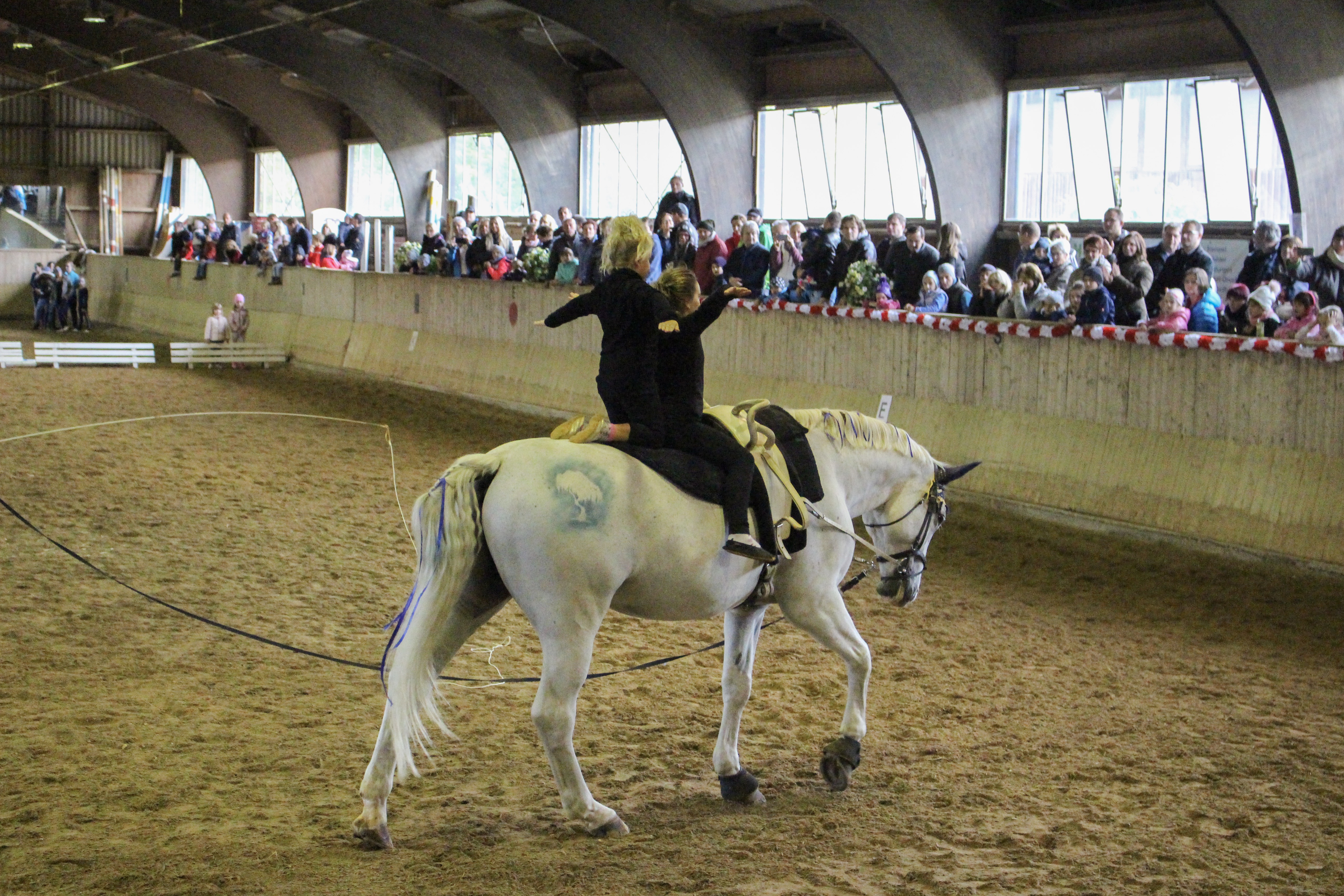 Zwischen 13:00 und 17:30 Uhr werden verschiedene Spiele für Kinder, Schnitzeljagd, Kinderschminken, ein Glücksrad mit tollen Preisen, Ponyreiten, Waffeln &amp; Zuckerwatte angeboten. Im Imbiss wird für das leibliche Wohl gesorgt.