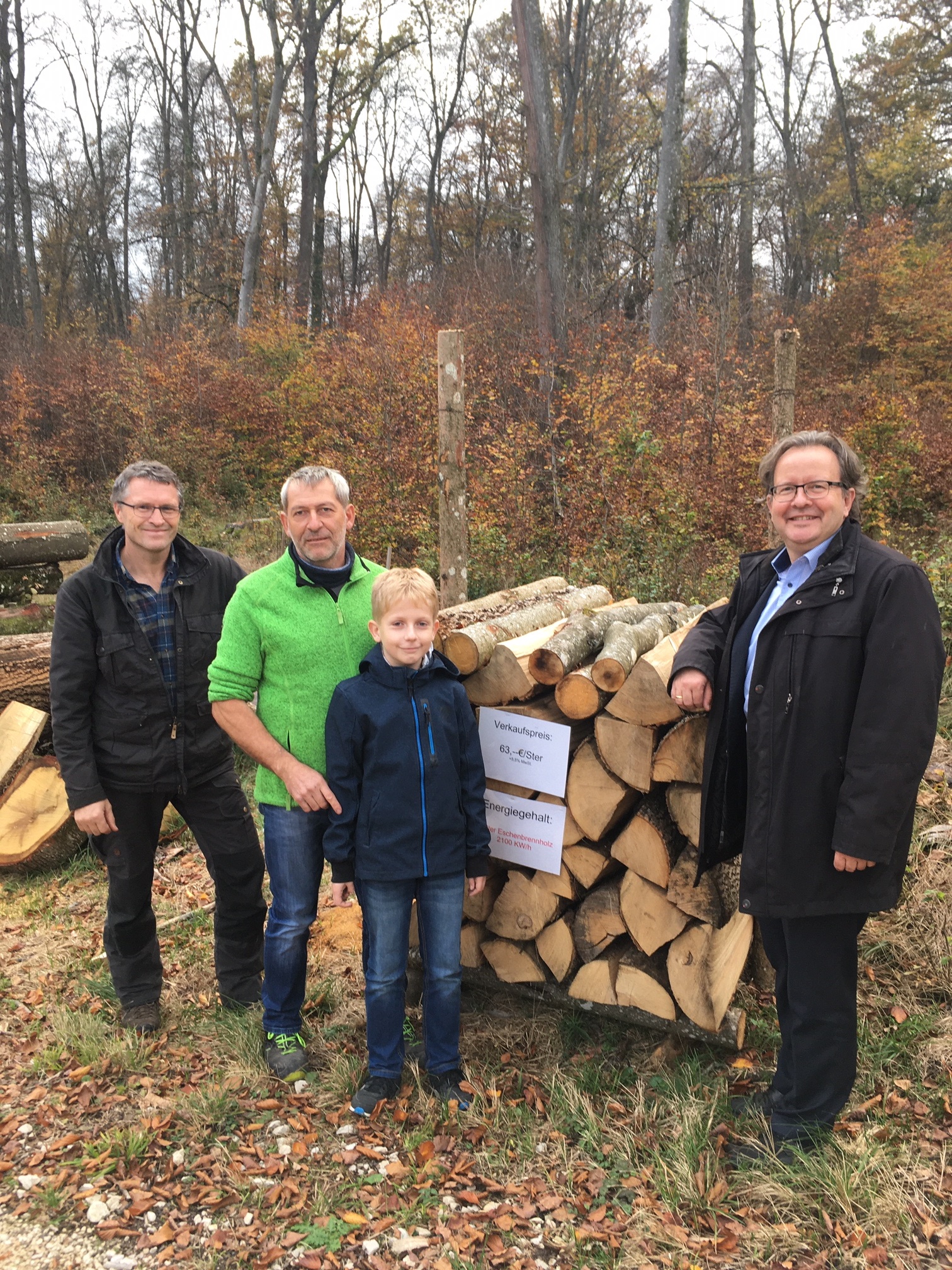 Oberbürgermeister Armin Neudert, Gewinner Markus Schwefel und Sohn Jakob, Stadtförster Michael Fürst.