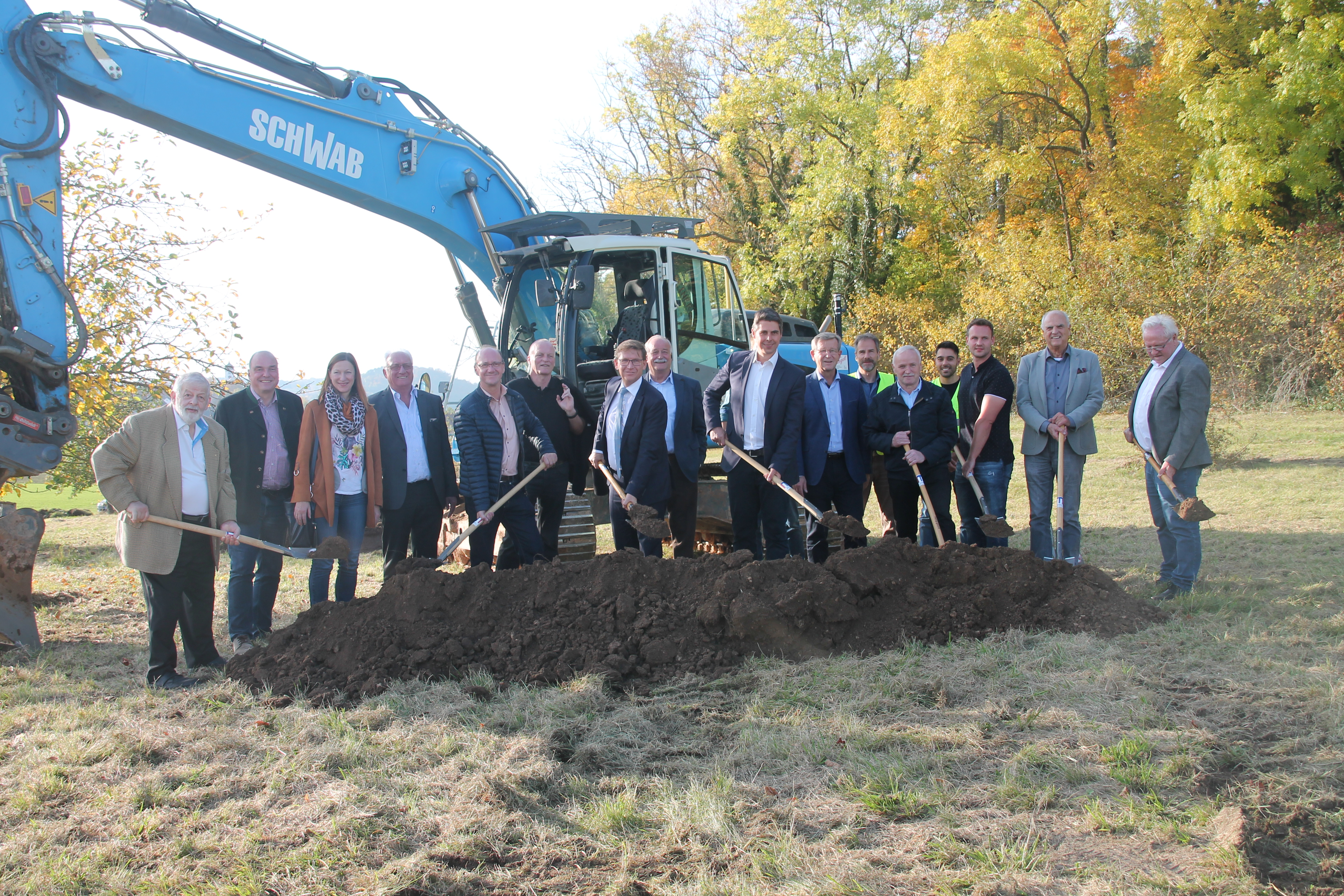 Landrat Stefan Rößle mit Vertretern von Kreis- und Gemeinderäten und den beteiligten Firmen beim Spatenstich