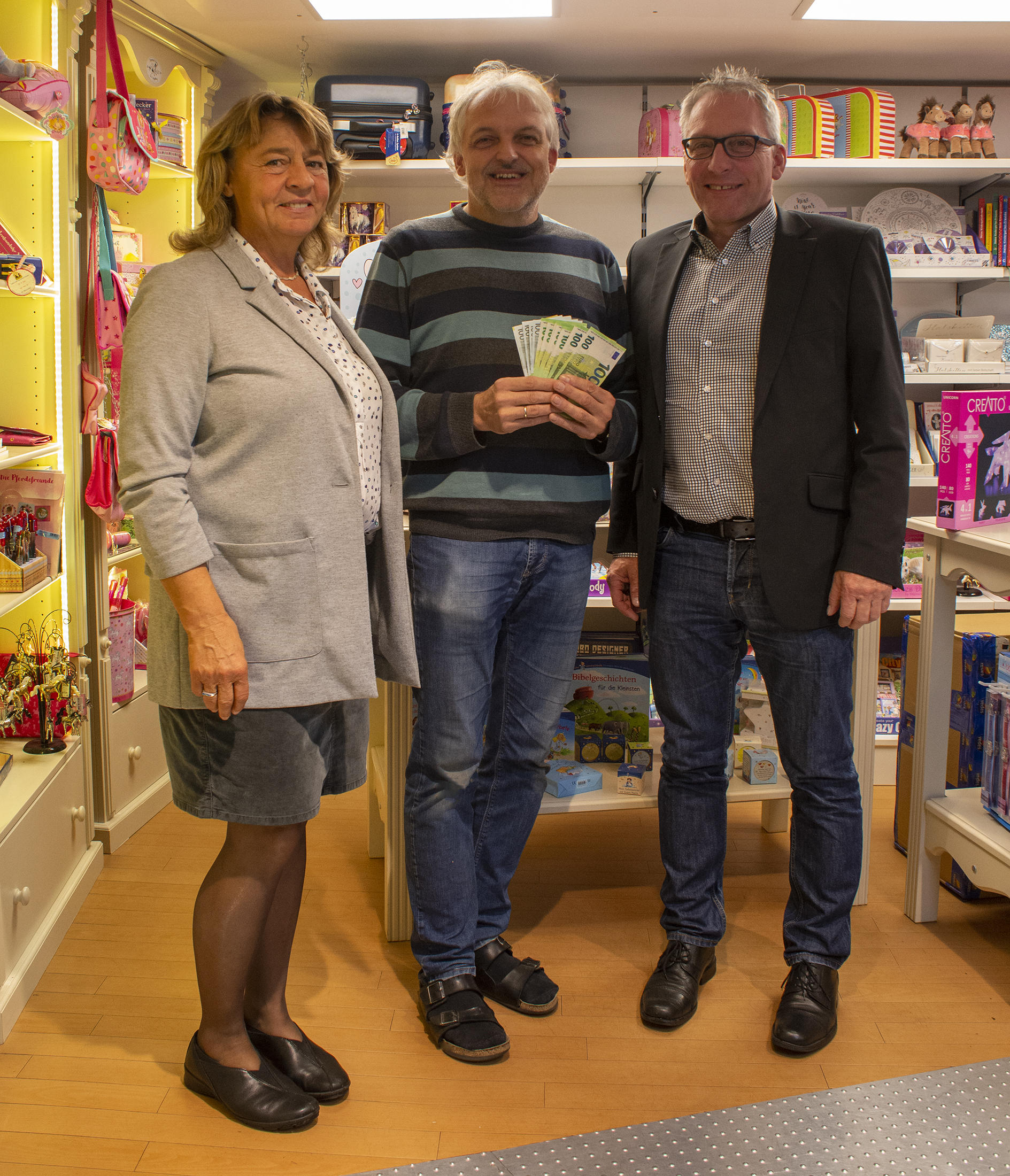 Bild von links nach rechts: Schulleiterin Frau Allgayer-Pfaff, Jürgen Möhnle, Inhaber Spielwaren Möhnle; Manfred Steger, stv. Geschäftsführer Lebenshilfe Donau-Ries
