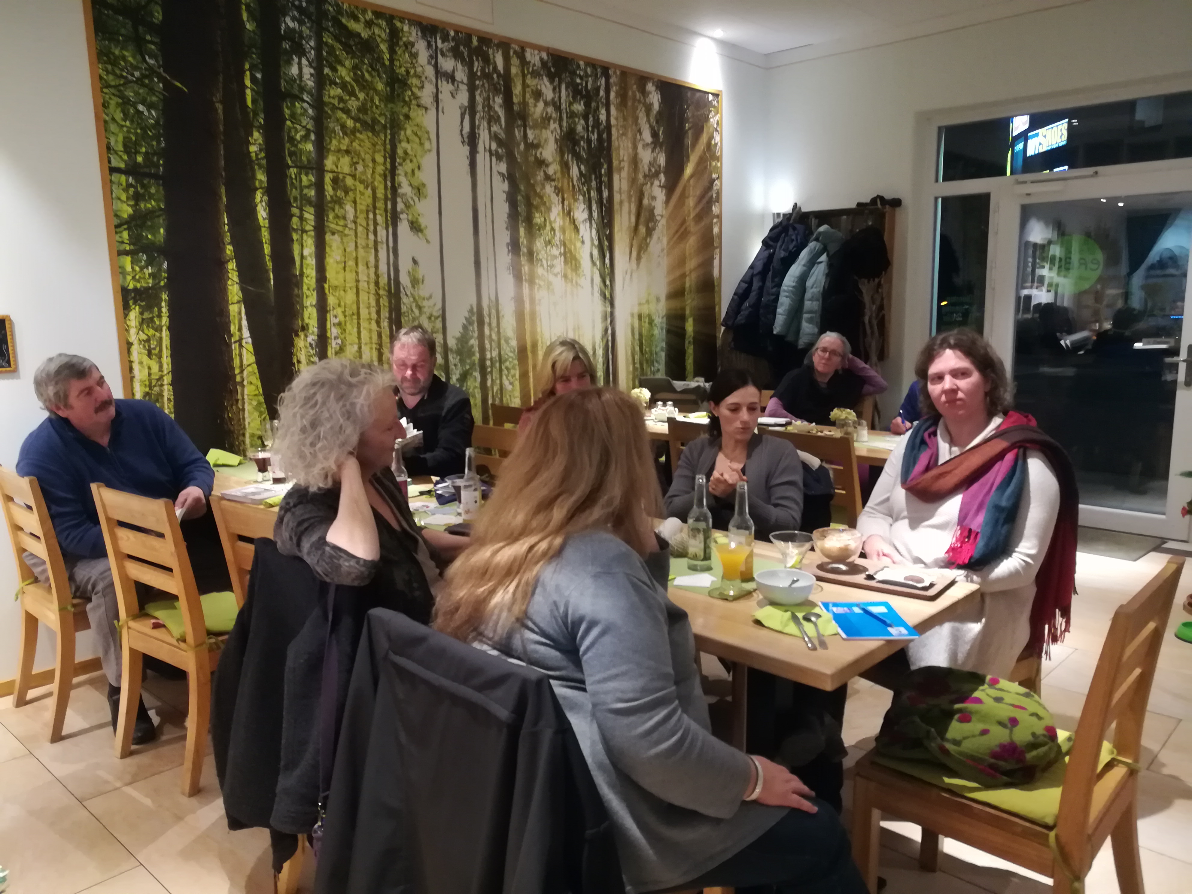 Das Bild zeigt den dritten Plastikfrei Stammtisch in der Frechen Erbse in Donauwörth