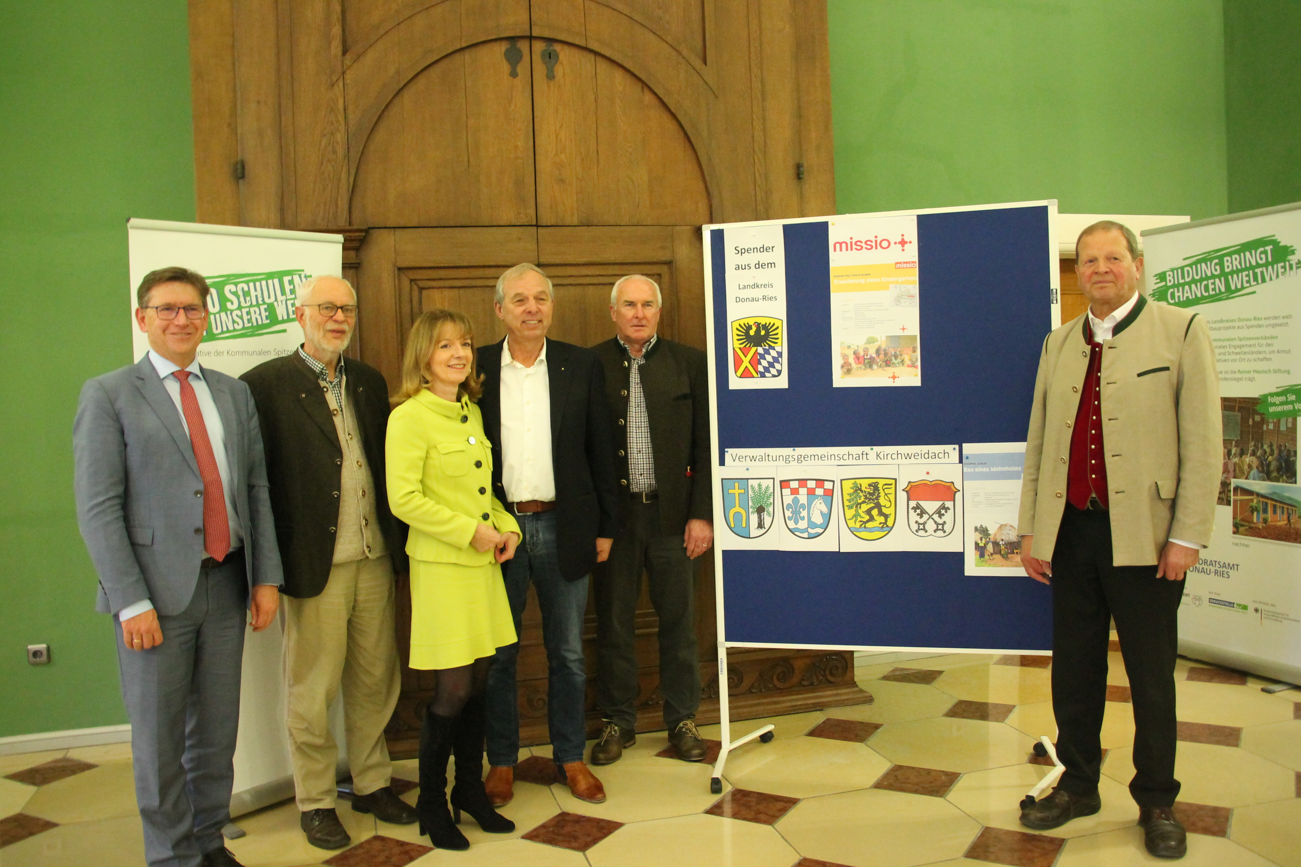 Landrat Stefan Rößle, Günther Datz (Vertreter Gemeinde Feichten), Ehepaar Gertrud und Josef Schmidt, Leo Feichtner (2. Bürgermeister Halsbach) und Sepp Rottenaicher (1. Bürgermeister Halsbach)