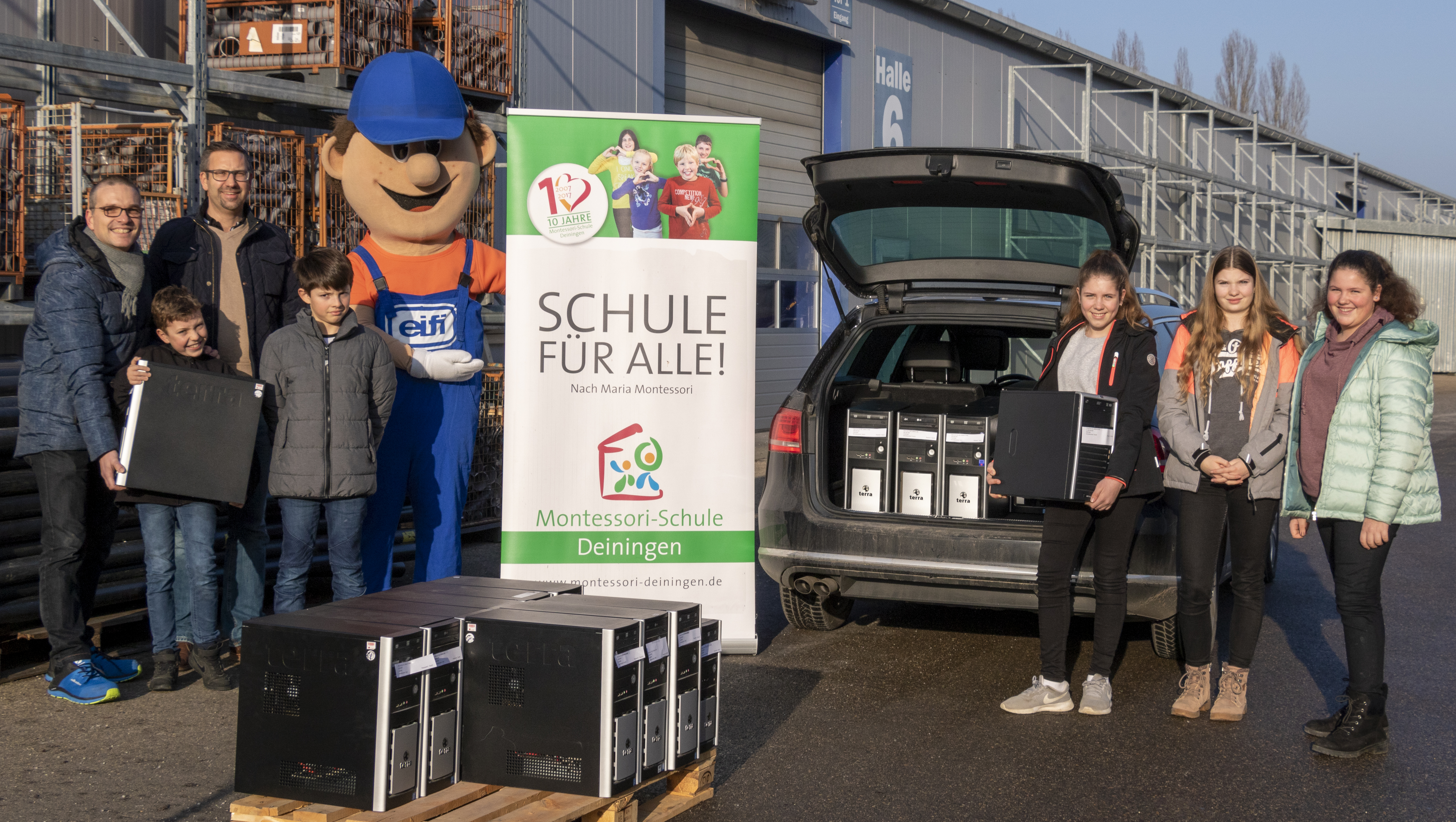 Das Bild zeigt die Übergabe von PCs an die Montessori-Schule Deiningen.