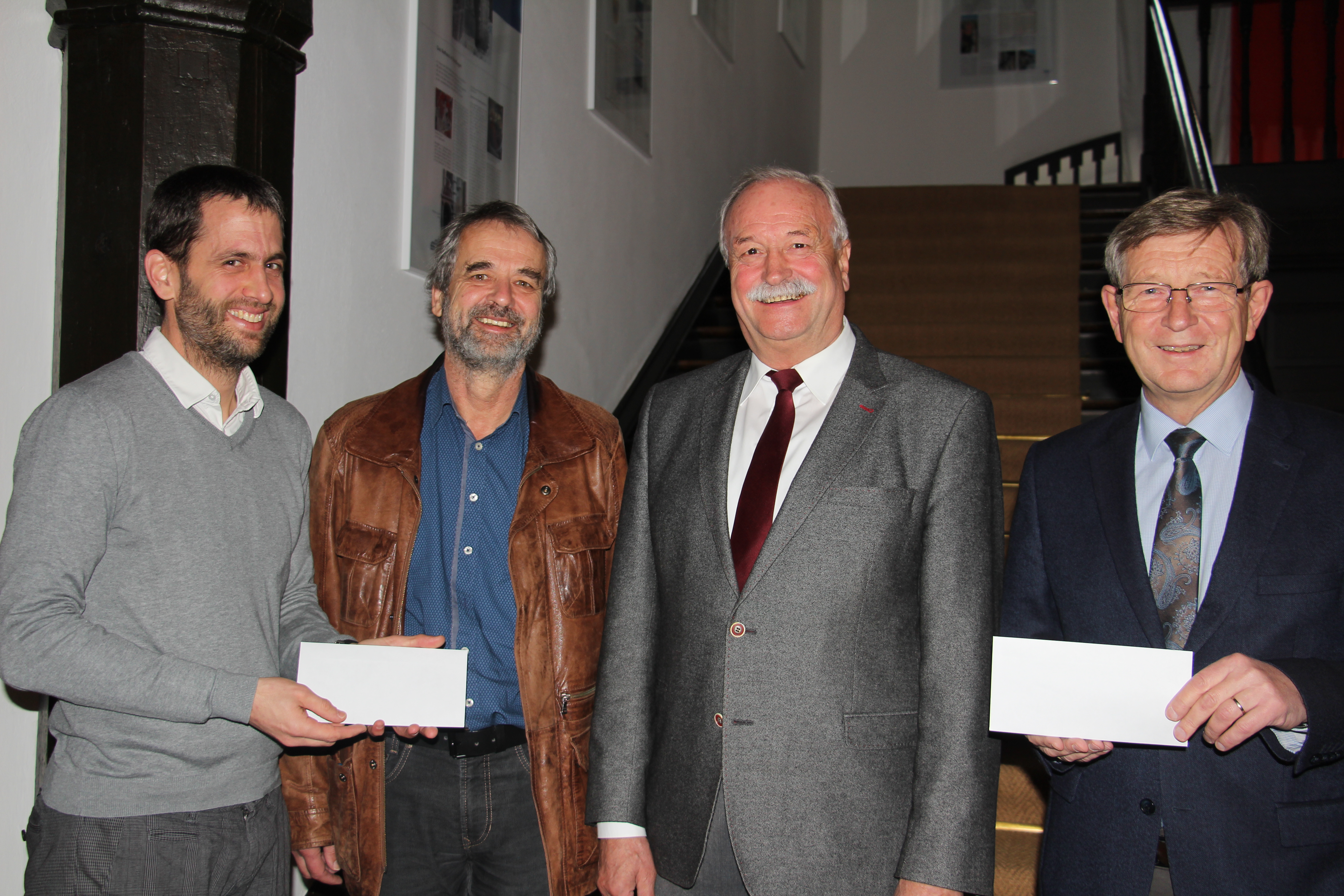 Johannes Beck, Helmut Weiß, Hermann Faul und Peter Schiele mit Schecks