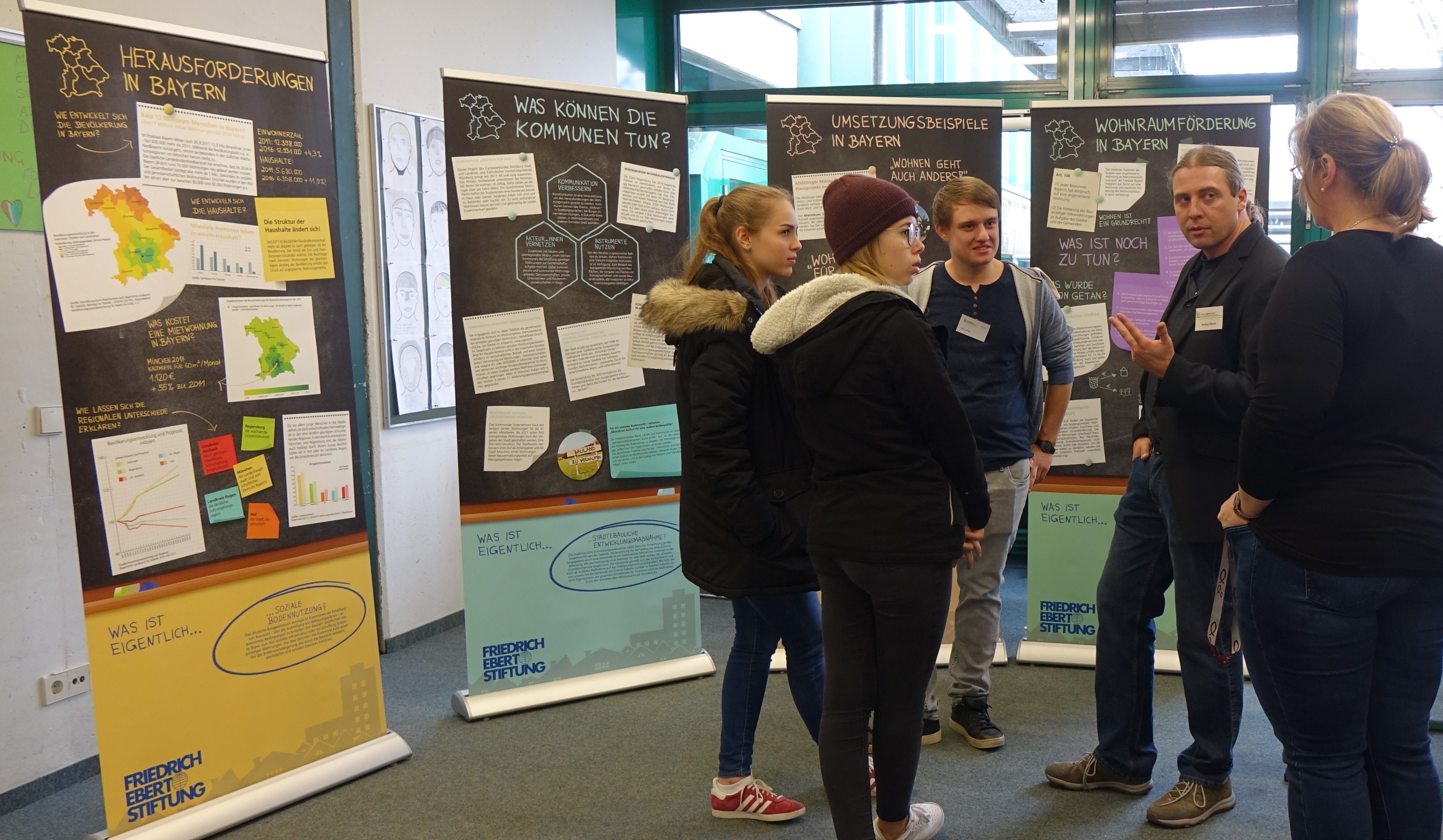 Schüler vor Infotafeln