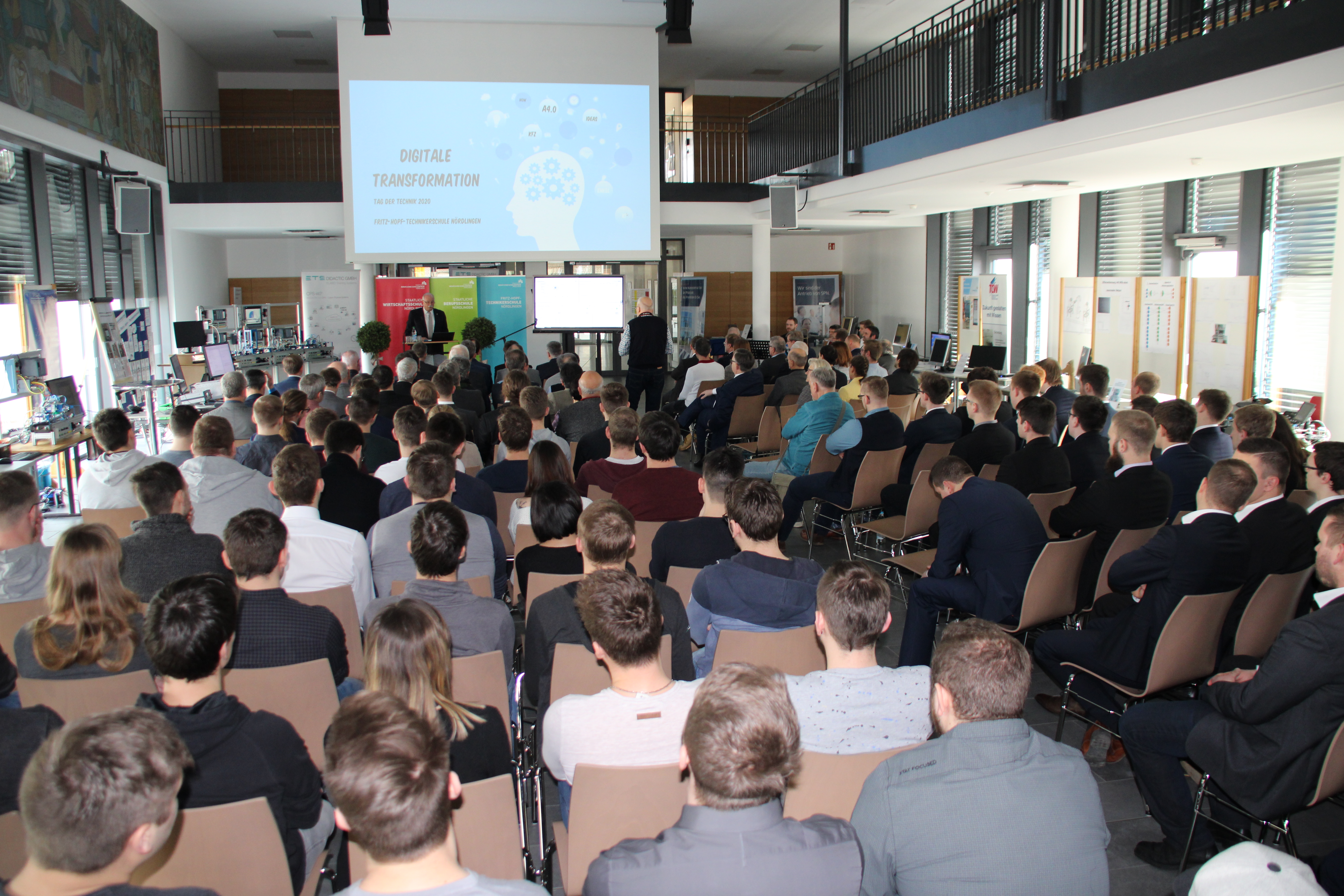 Gäste bei Festakt in der Fritz-Hopf-Technikerschule Nördlingen