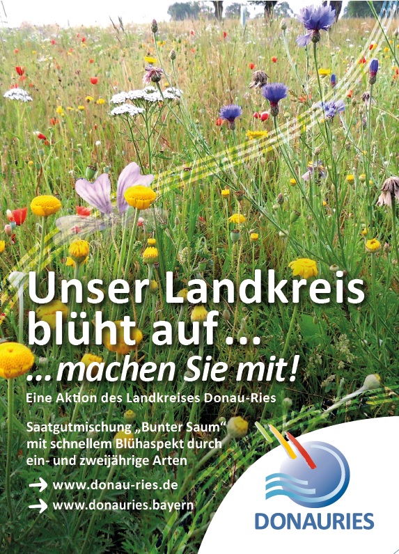 Blumenwiese mit Schriftzug &quot;Unser Landkreis blüht auf&quot;