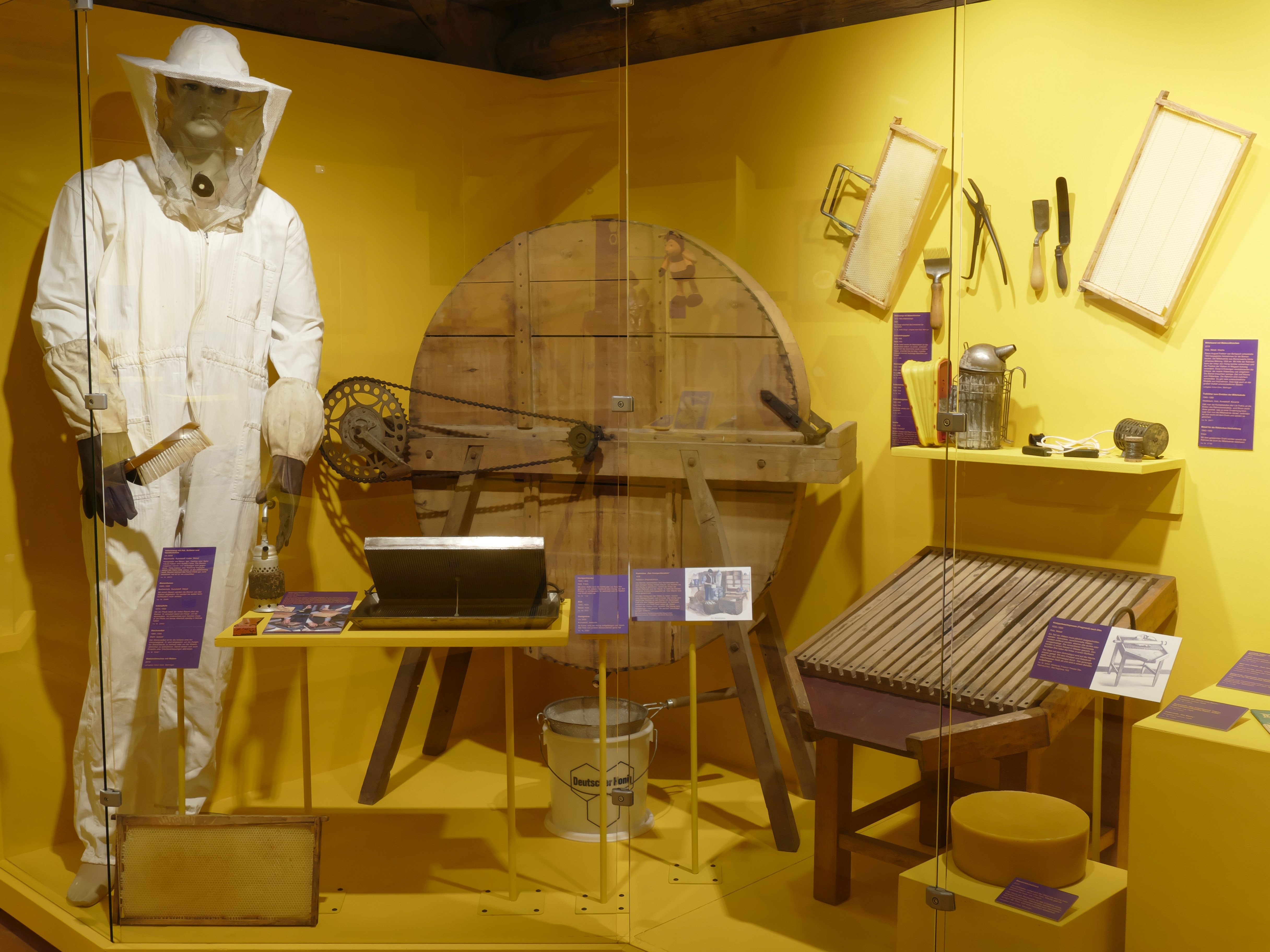 Ein Blick in die Ausstellung &quot;Bienen und Imker&quot;.