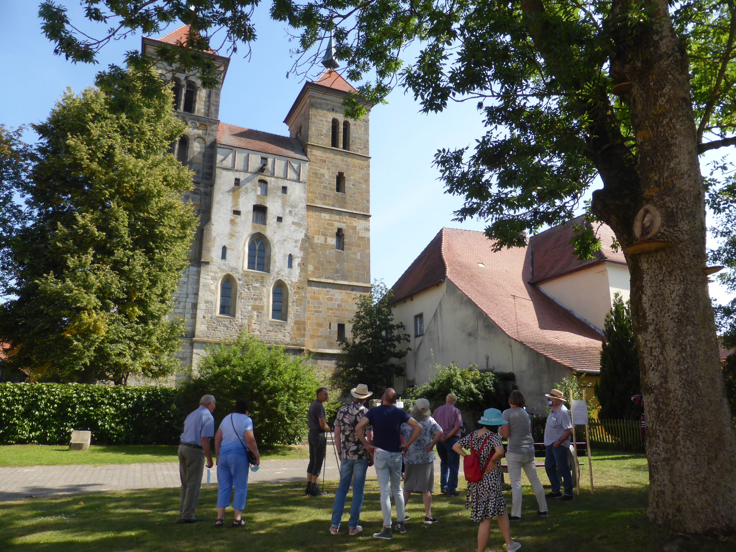Das Bild zeigt eine Führung durch das Kloster in Auhausen