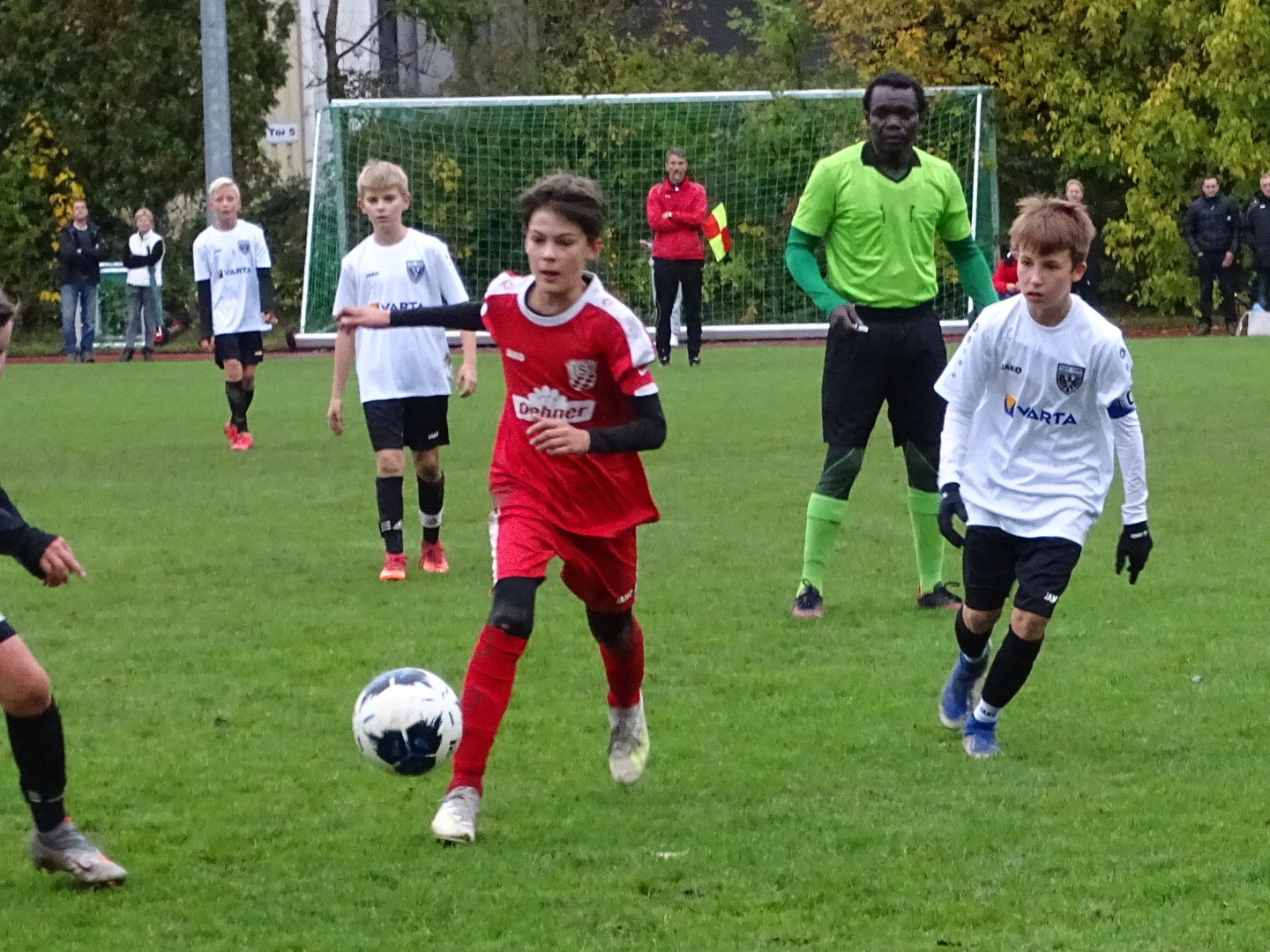 Das Bild zeigt einen Spieler des TSV 1896 Rain beim Angriff.