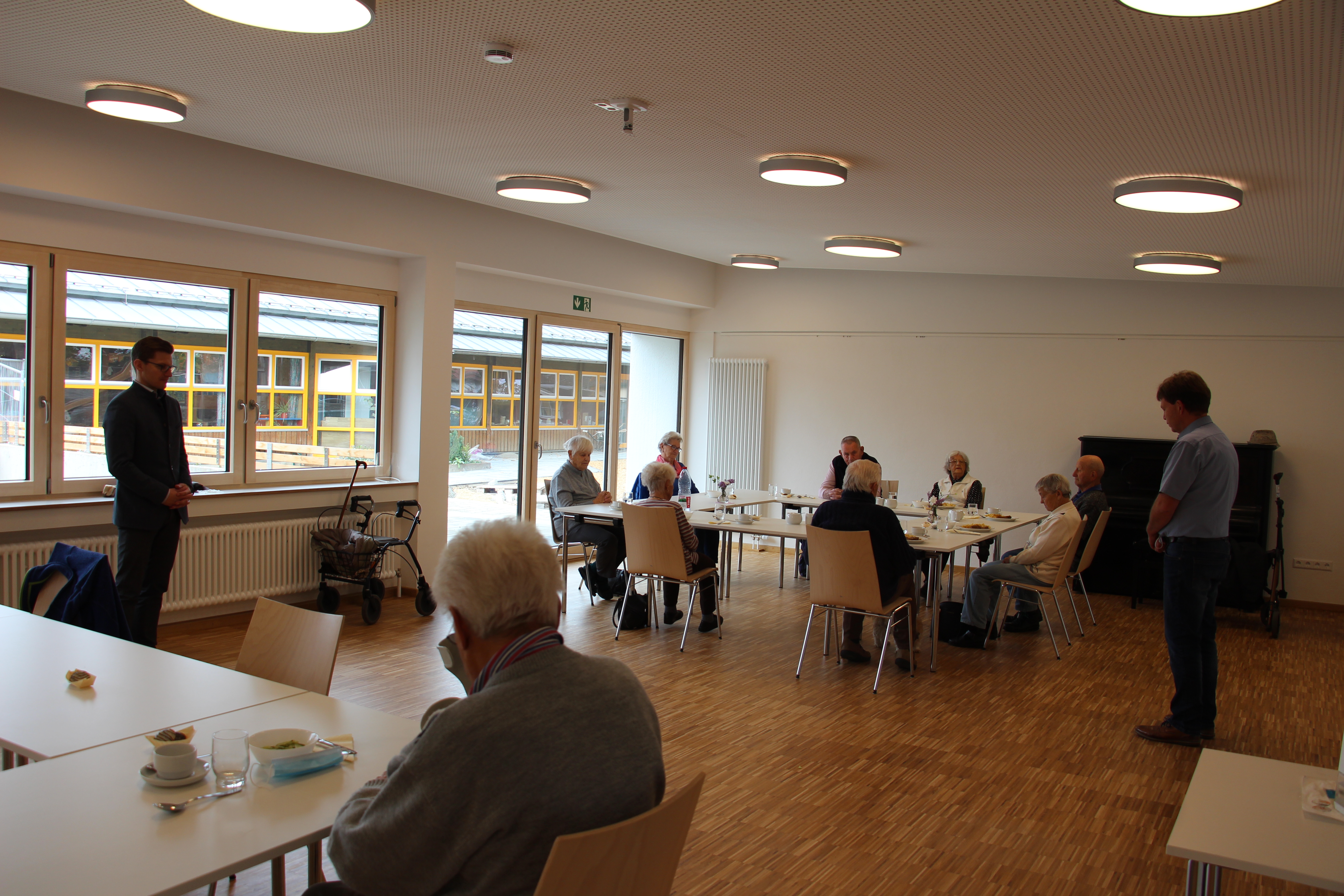 Immer dienstags treffen sich bis zu 16 Seniorinnen und Senioren zum gemeinsamen Essen, zur Begegnung und zum Mittagstisch, im Gemeindezentrum in der Riomer Straße.