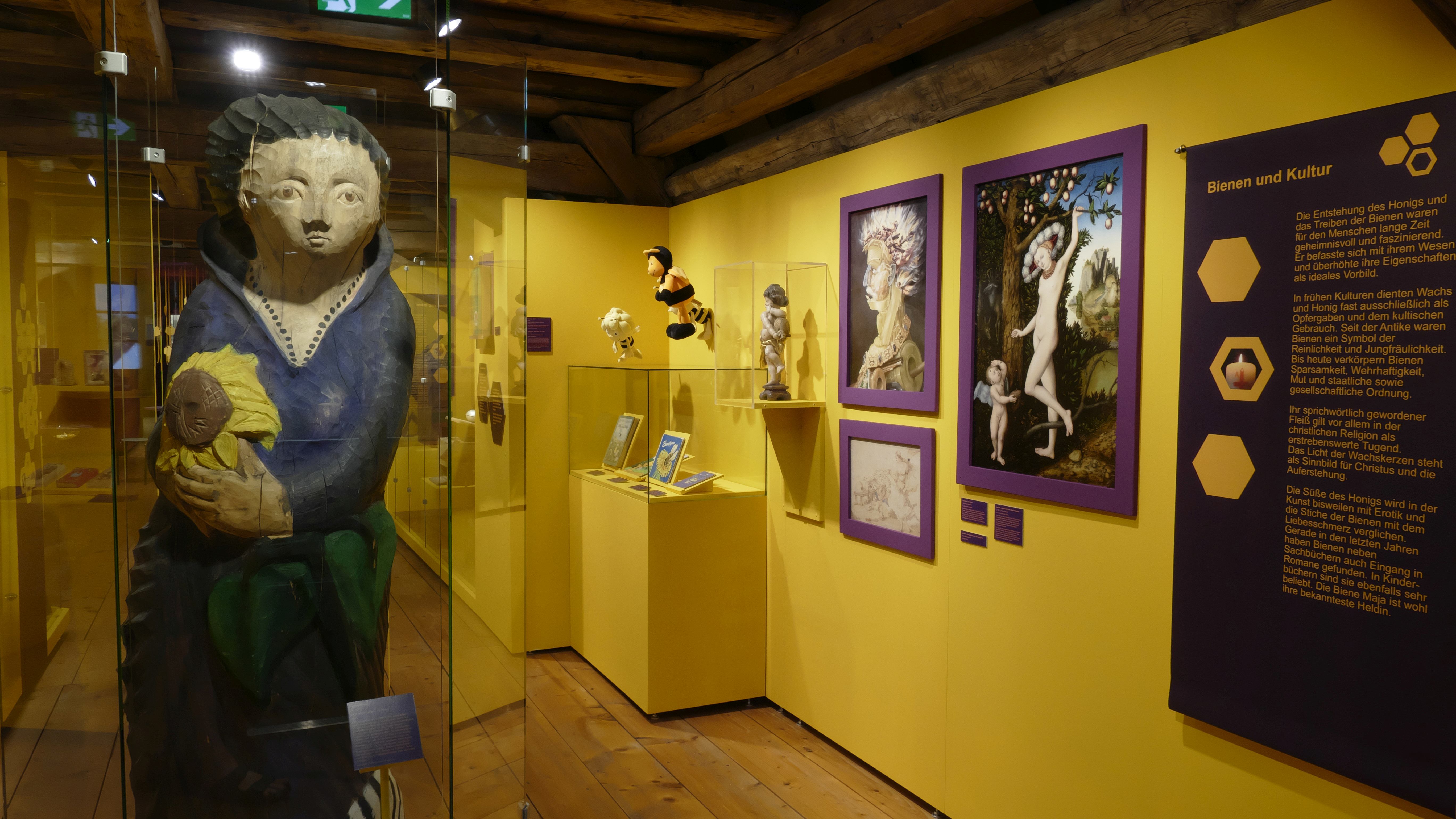 Die Honigmacher, Bienen und Imker: Blick in die Ausstellung.