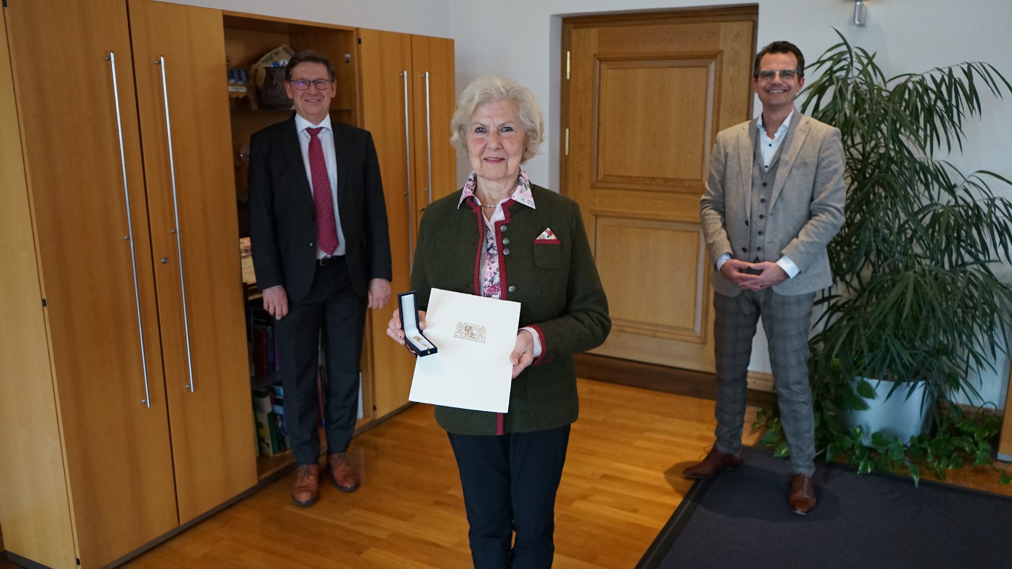 Landrat Stefan Rößle übergab Frau Bauer im Beisein von Oberbürgermeister Jürgen Sorré die Auszeichnung für ihre besonderen Verdienste im Ehrenamt.