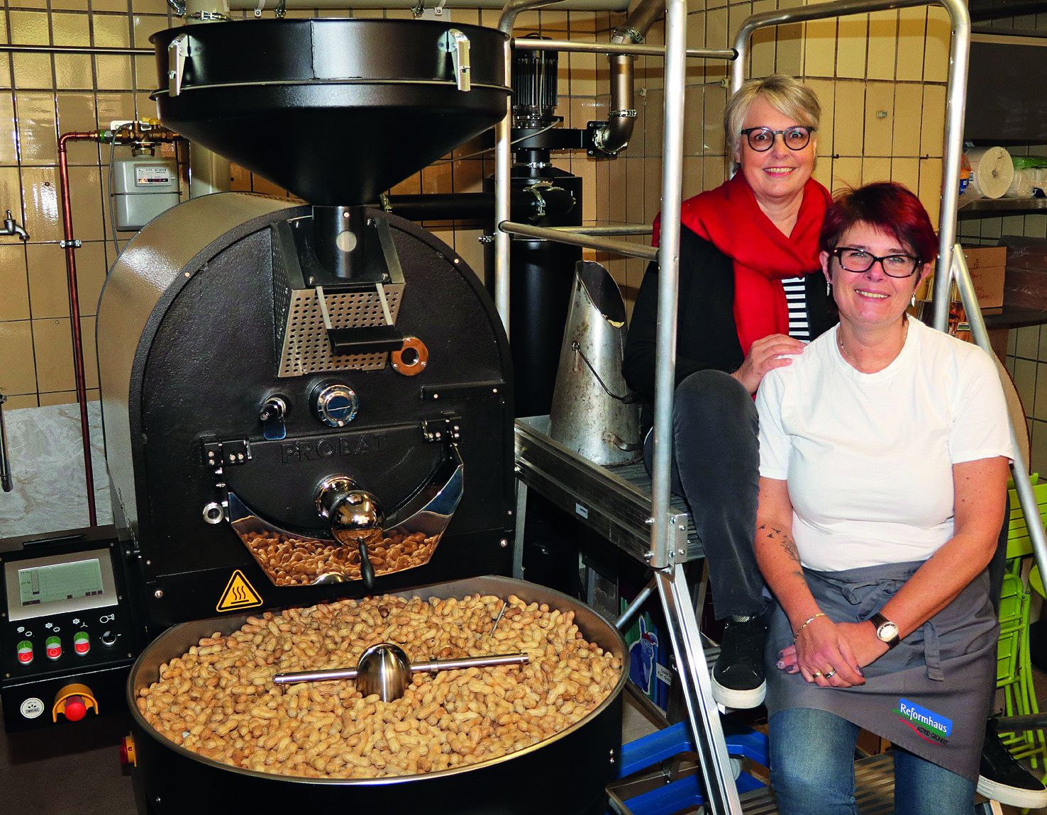 Das Team vom „Erdnussröster Nördlingen“: Astrid Grunert (links) und Bärbel Krause.