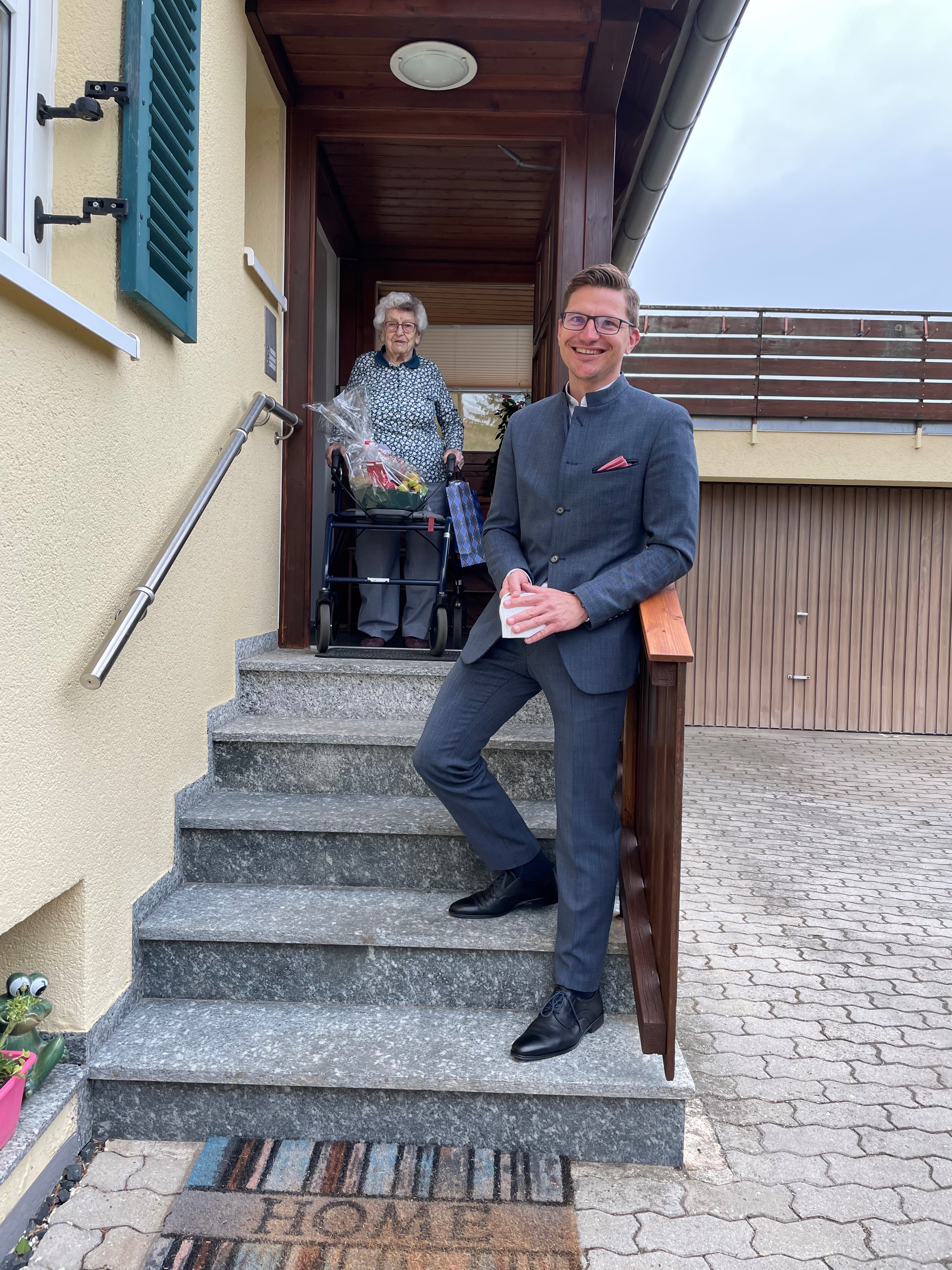 Das Bild zeigt den OB David Wittner mit der 100-jährigen Rita Kuhberger