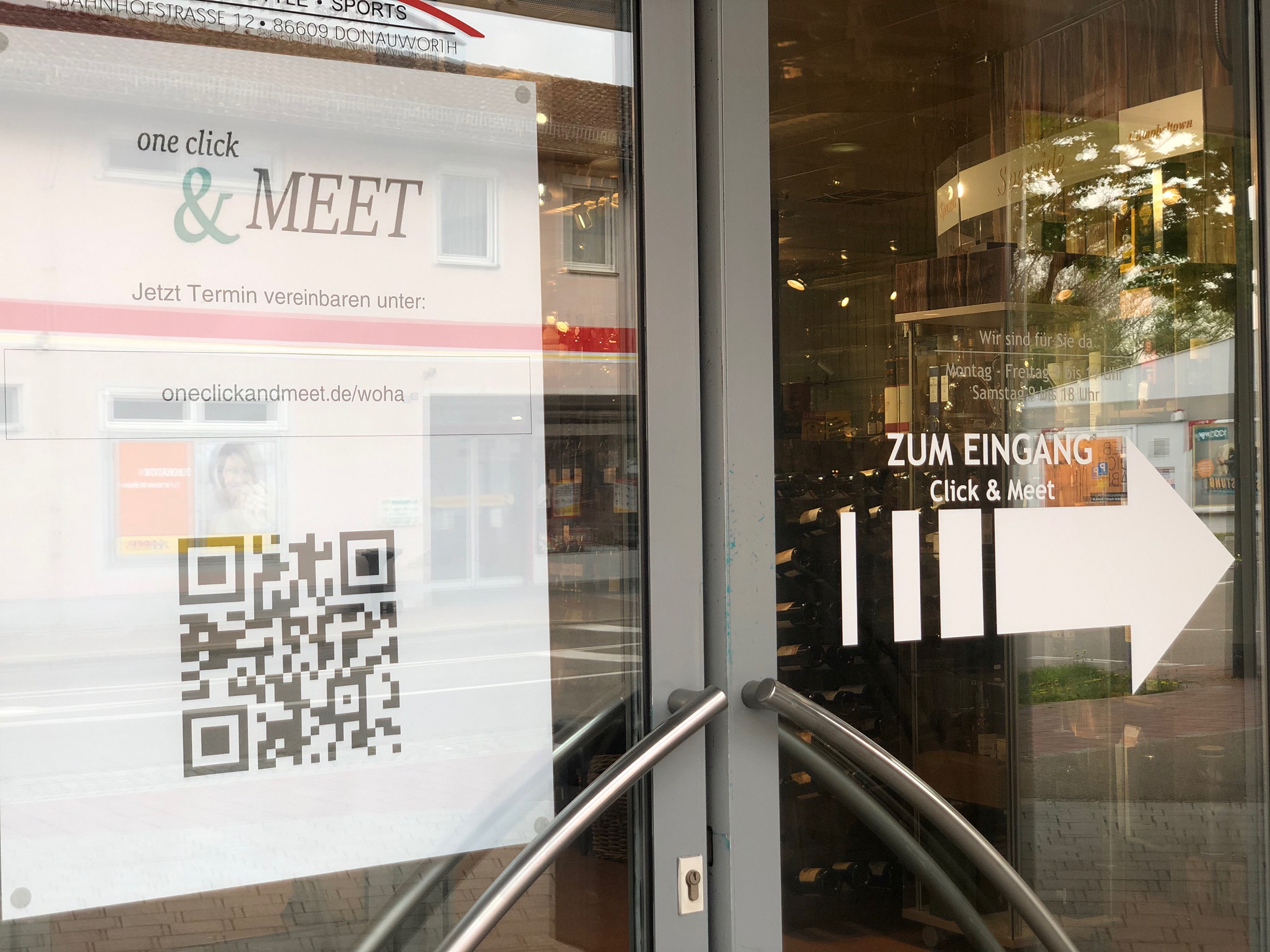 Das Bild zeigt ein Schaufenster des Kaufhaus Woha mit einem Poster als Werbung für Click &amp; meet.