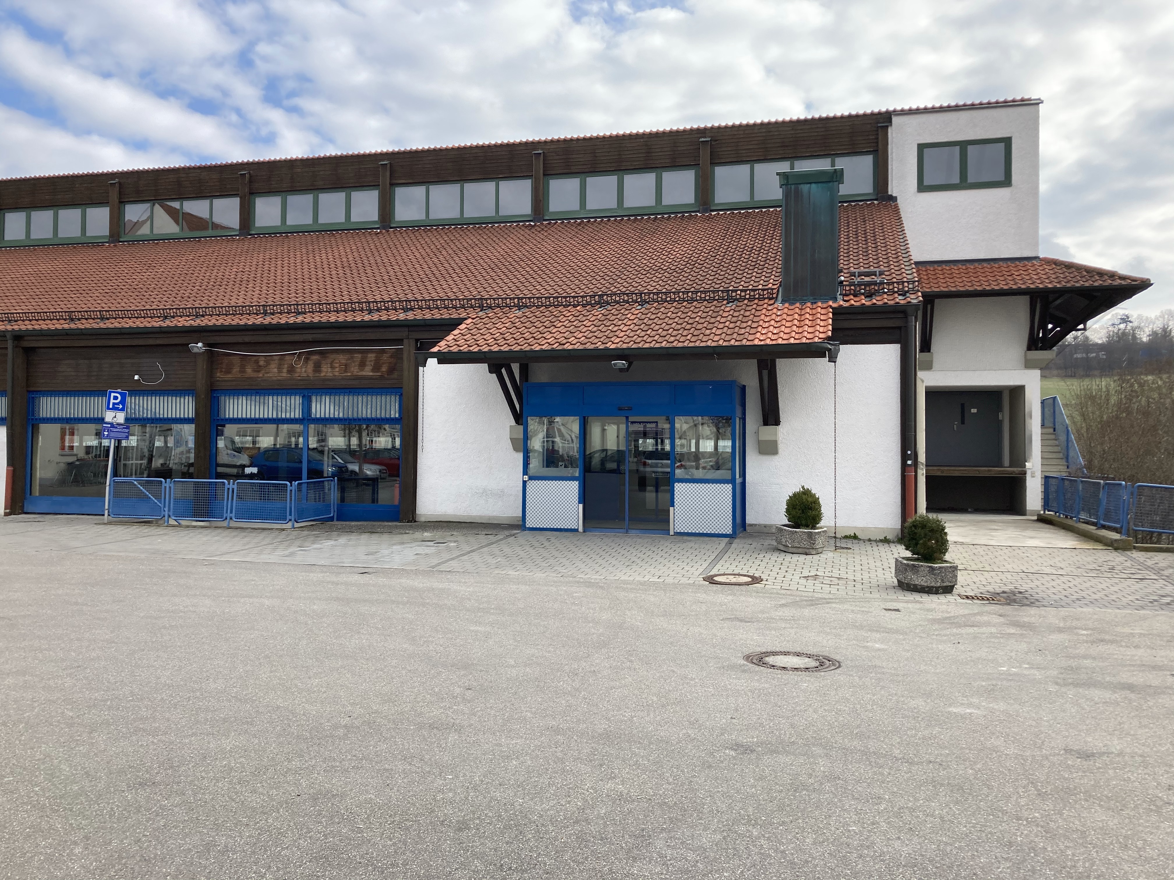Außenansicht Supermarktgebäude in der Stadtresidenz.