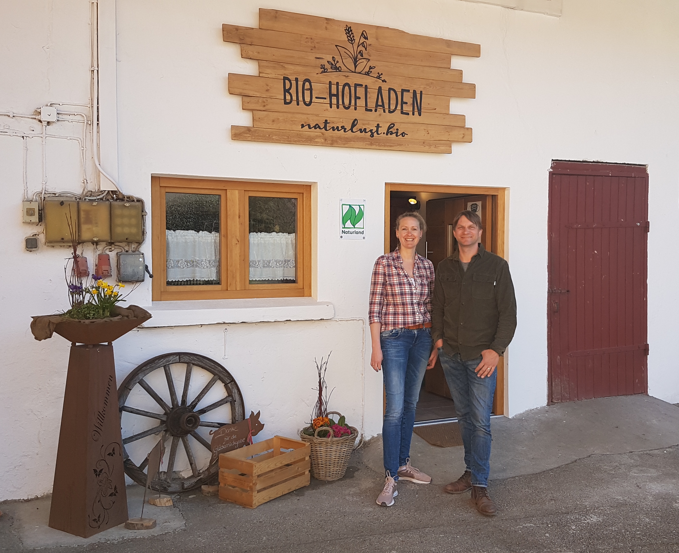 Steffi und Bernd Dürrwanger vor ihrem Hofladen in Rudelstetten.