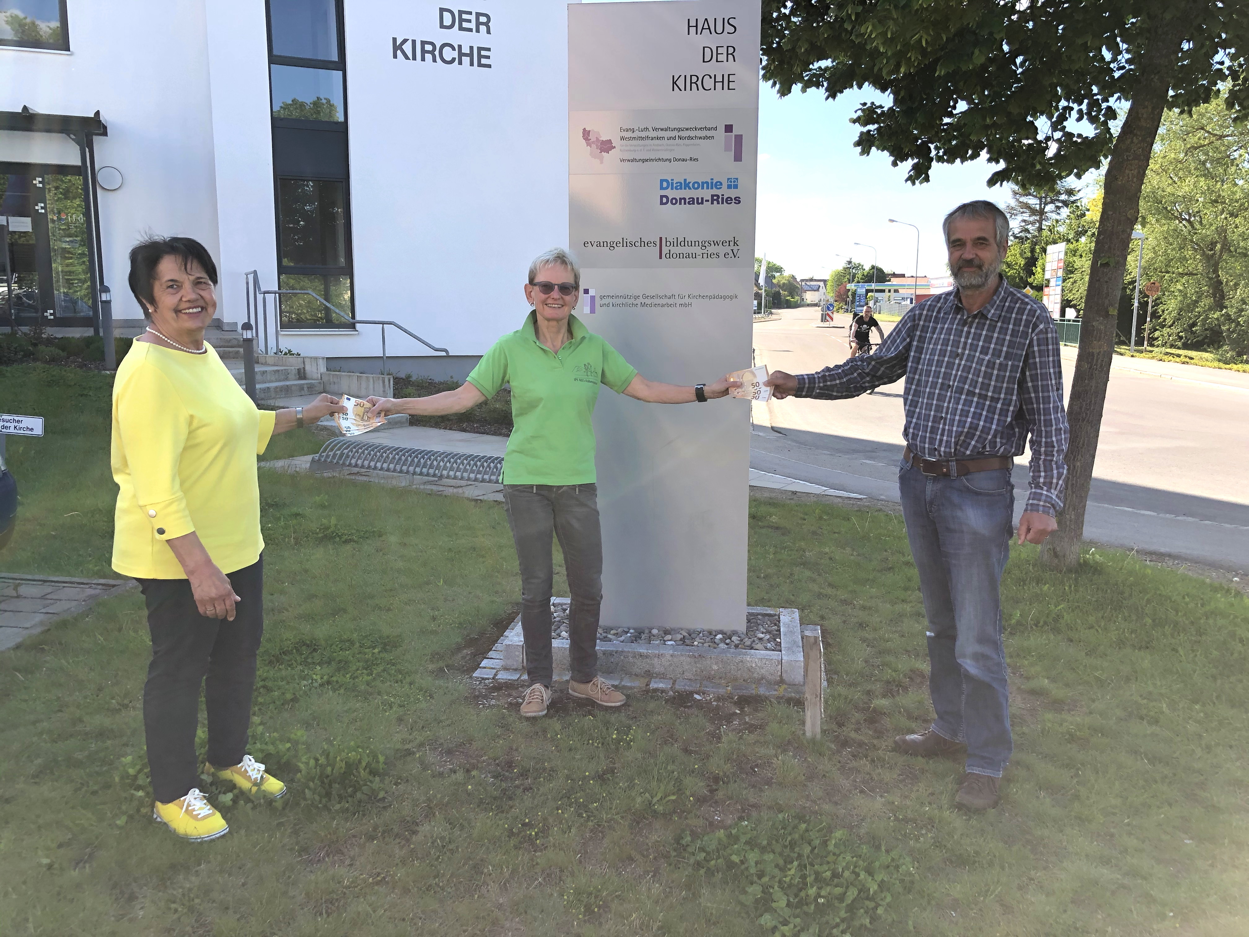 Bei der Spendenübergabe von links nach rechts: Rosmarie Schweyer (Verein Glühwürmchen), Anneliese Zinke (Organisationsteam Ipf-Ries-Halbmarathon), Helmut Weiß (CaDW Nördlingen)