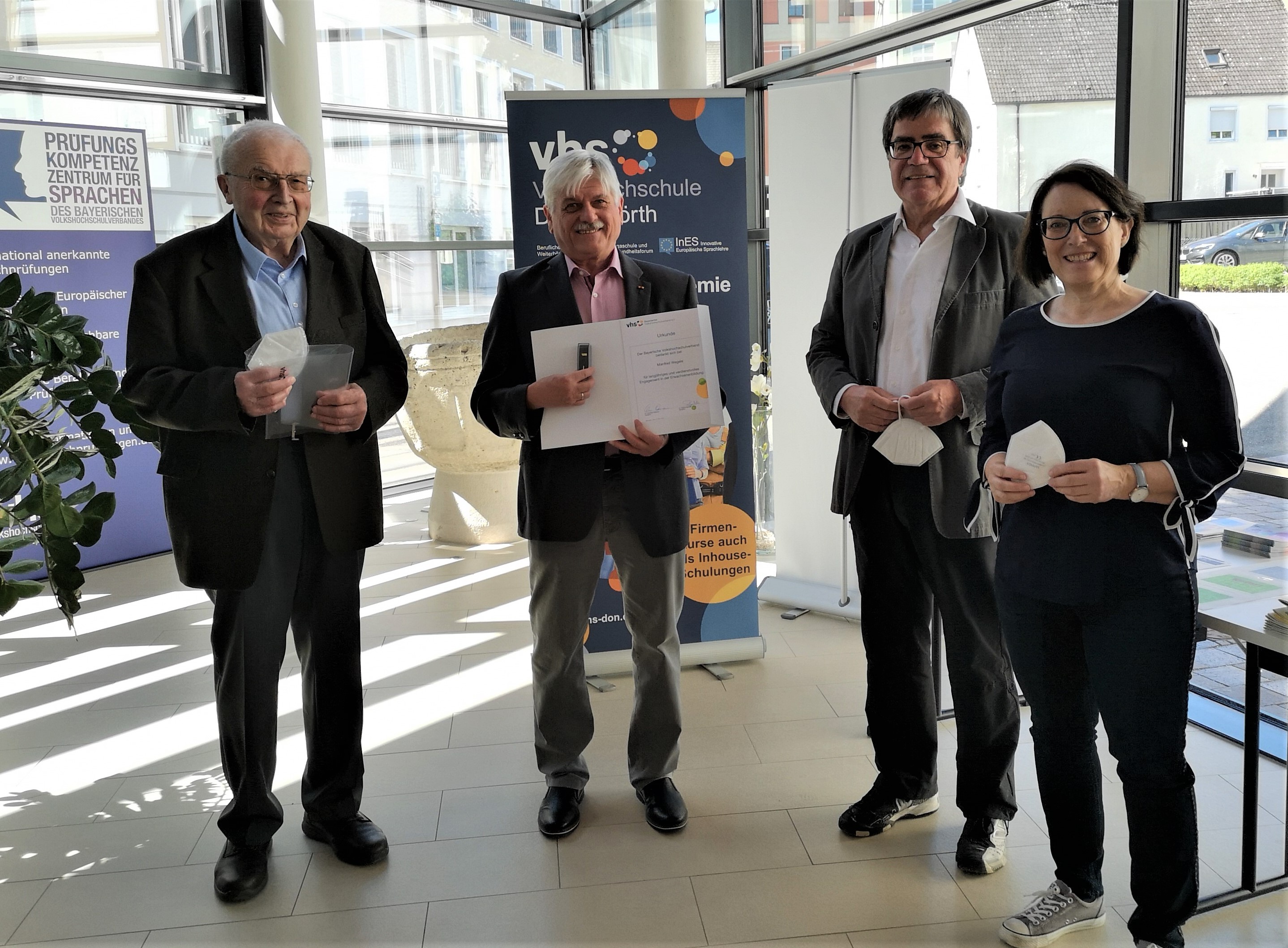 Auszeichnung der Volkshochschule überreicht (von rechts): Gudrun Reißer, Paul Soldner, Manfred Wegele und Franz Eberle, Leiter der Vhs-Außenstelle Tapfheim.
