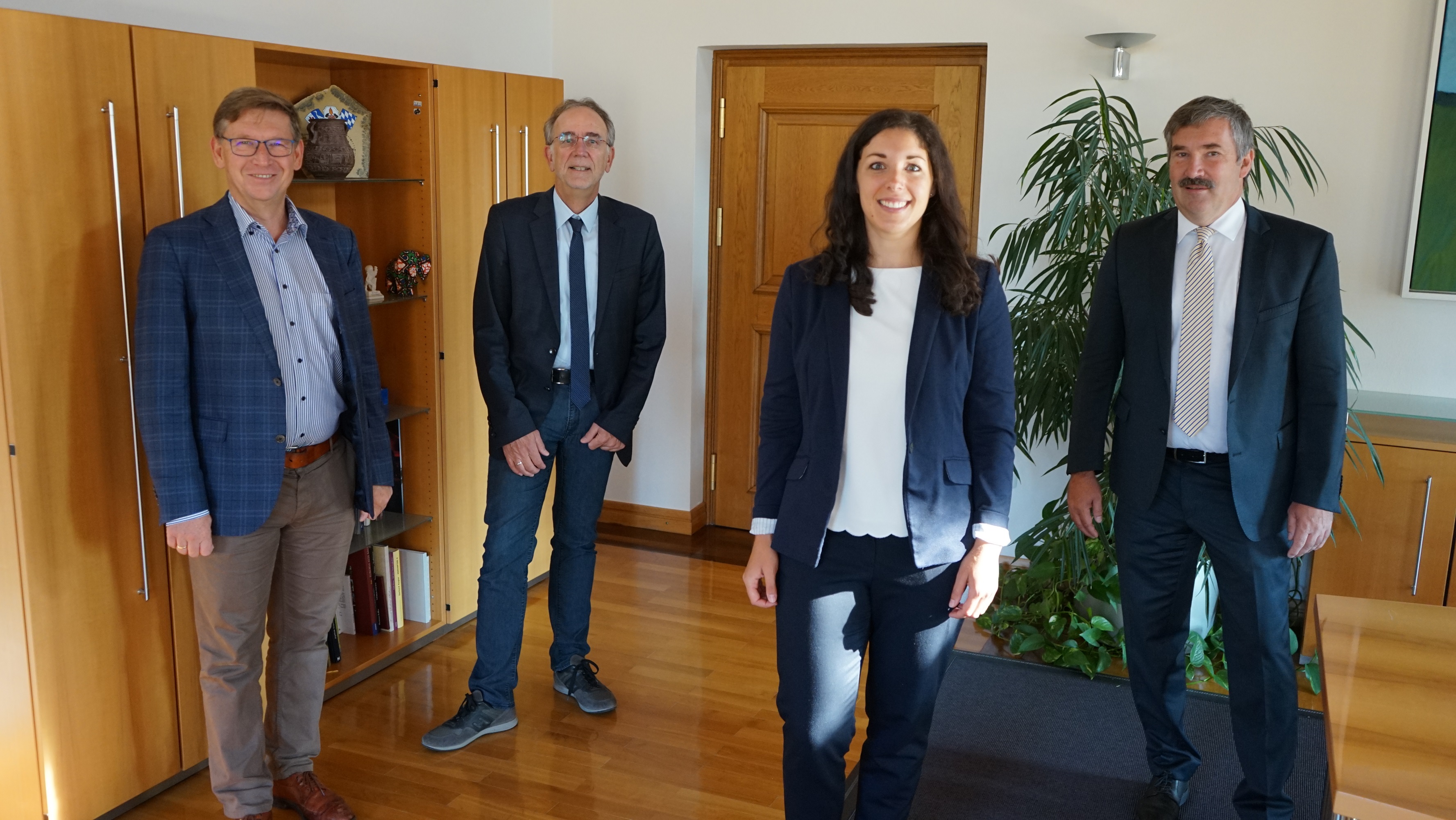 Von links: Verwaltungsratsvorsitzender, Landrat Stefan Rößle, der scheidende gKU-Vorstand Dr. Roland Buchheit, Neu-Vorstandsmitglied Kathrin Woratsch und gKU-Vorstandschef Jürgen Busse.