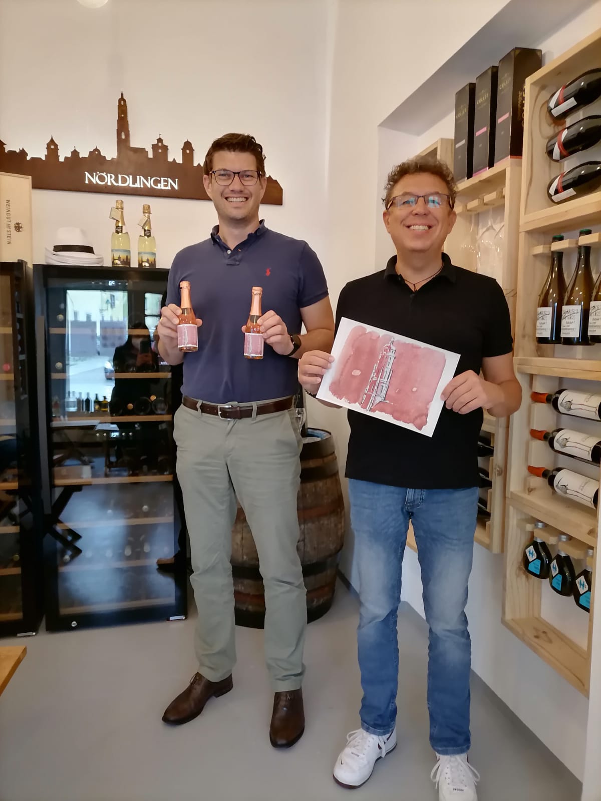 Das Bild zeigt Genuss Boxen Inhaber Sebastian Haag und Künstler Wolfgang Balzer.