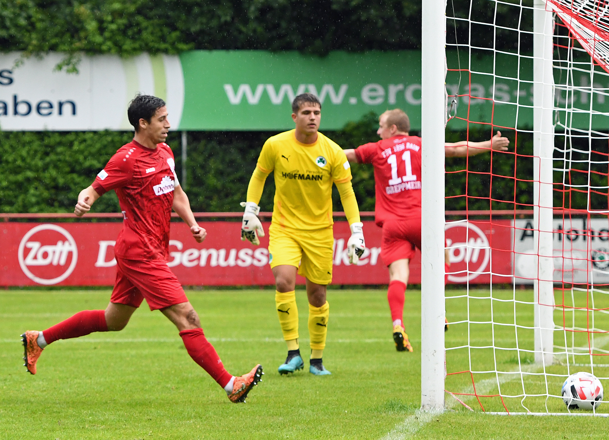 Jonas Greppmeir freut sich mit ausgebreiteten Armen über sein Tor - links Stefan Müller