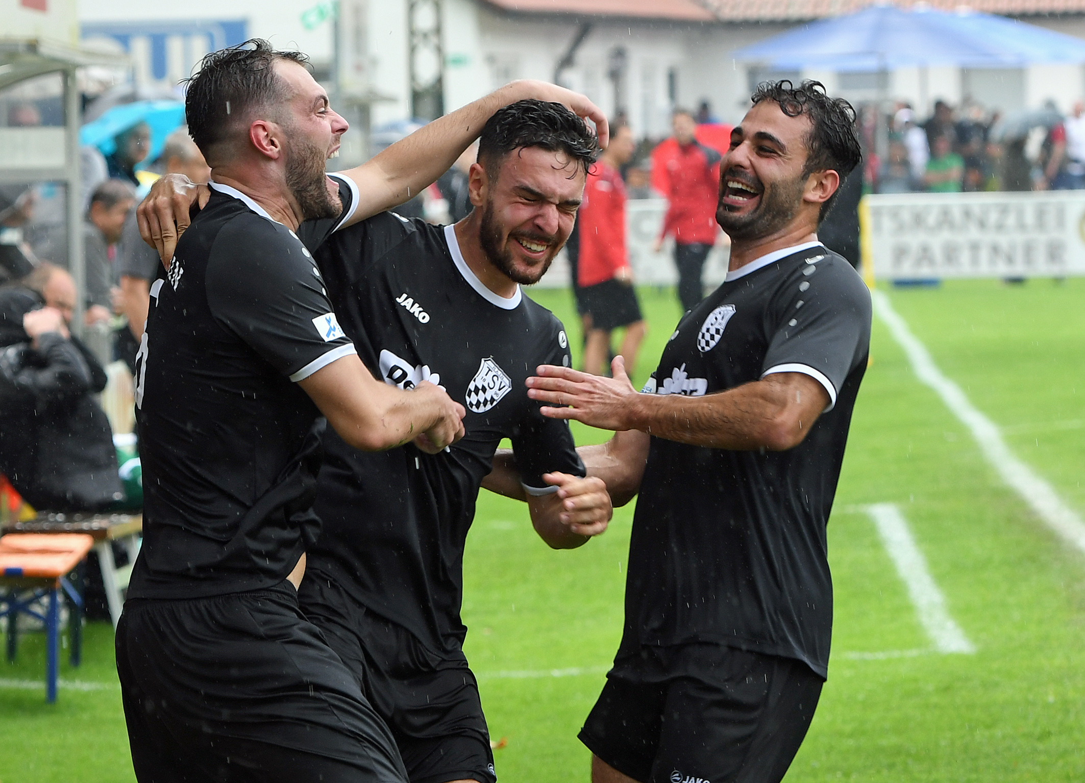 Auf dem Bild zu sehen Marko Cosic, Tim Härtel und Abdel Abou-Khalil nach dem Führungstreffer.