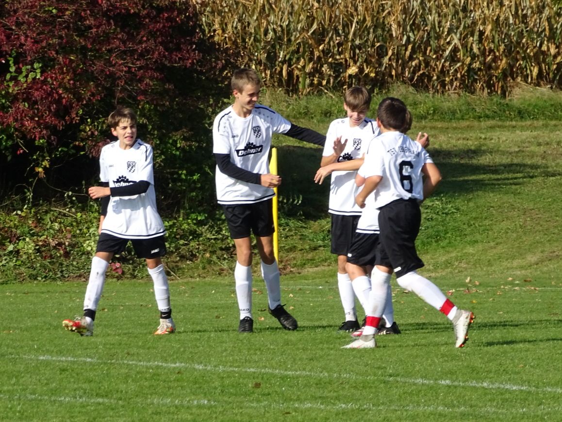 Auf dem Bild sieht man Spieler der TSV 1896 Rain U15/C2