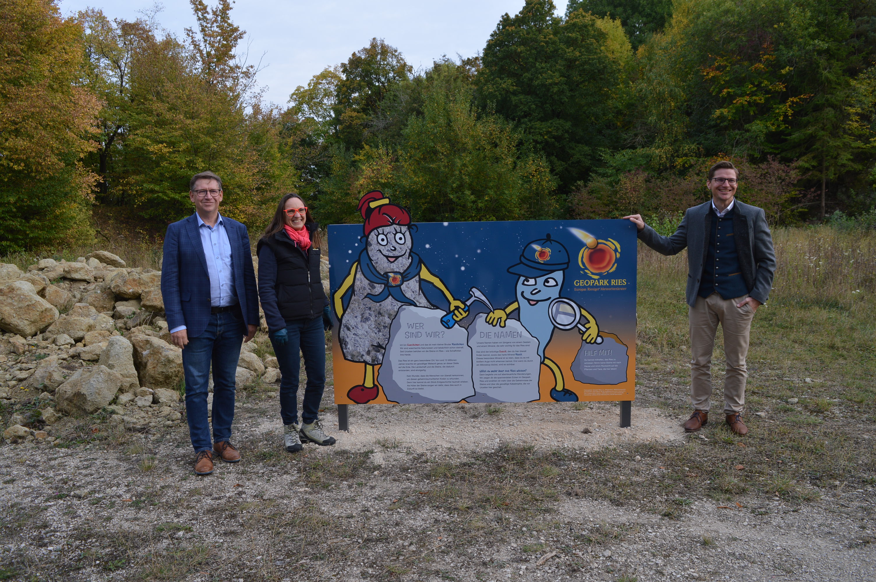 Auf dem Bild zu sehen (von links) bei der Eröffnung: Landrat Stefan Rößle, Geschäftsführerin Geopark Ries Heike Burkhardt und Oberbürgermeister David Wittner.