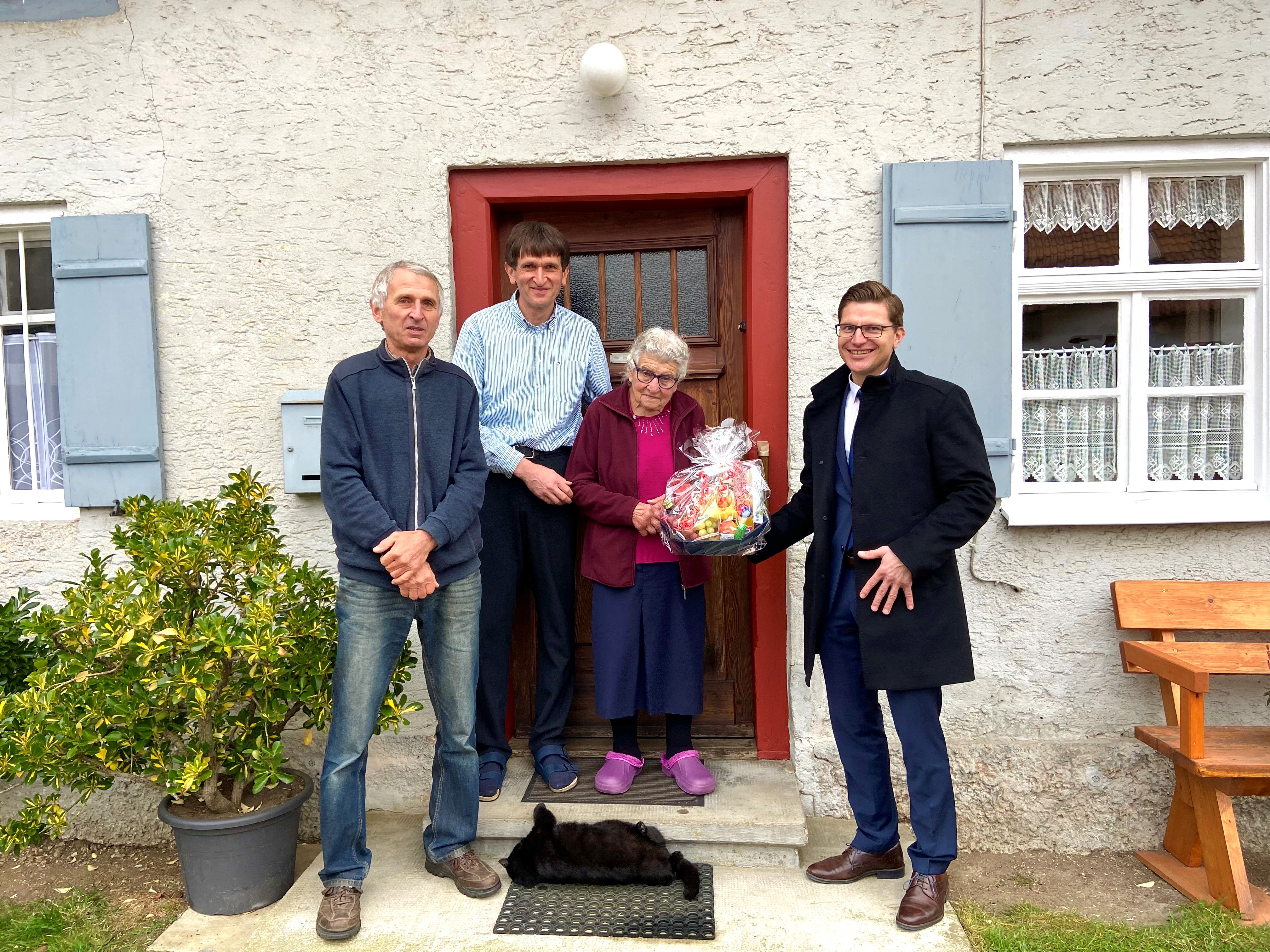 Zum 100. Geburtstag nahm Maria Schön im Beisein ihrer Söhne die herzlichen Wünsche von Oberbürgermeister David Wittner entgegen.
