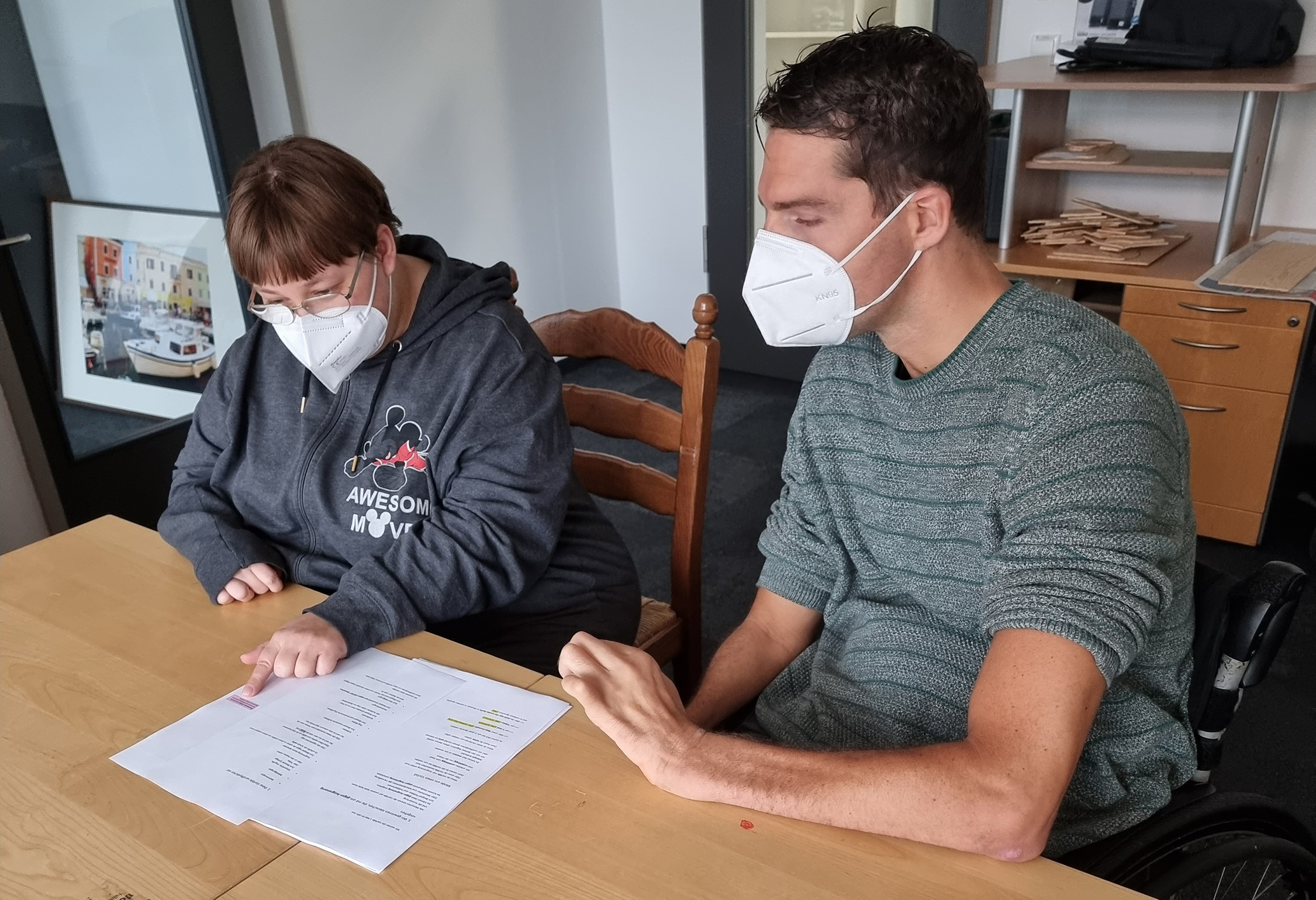Im Zentrum Leichte Sprache Schwaben in Donauwörth arbeitet Übersetzer Fabian Müller (rechts) mit zertifizierten Prüferinnen und Prüfern zusammen, um die Verständlichkeit der Texte zu prüfen.