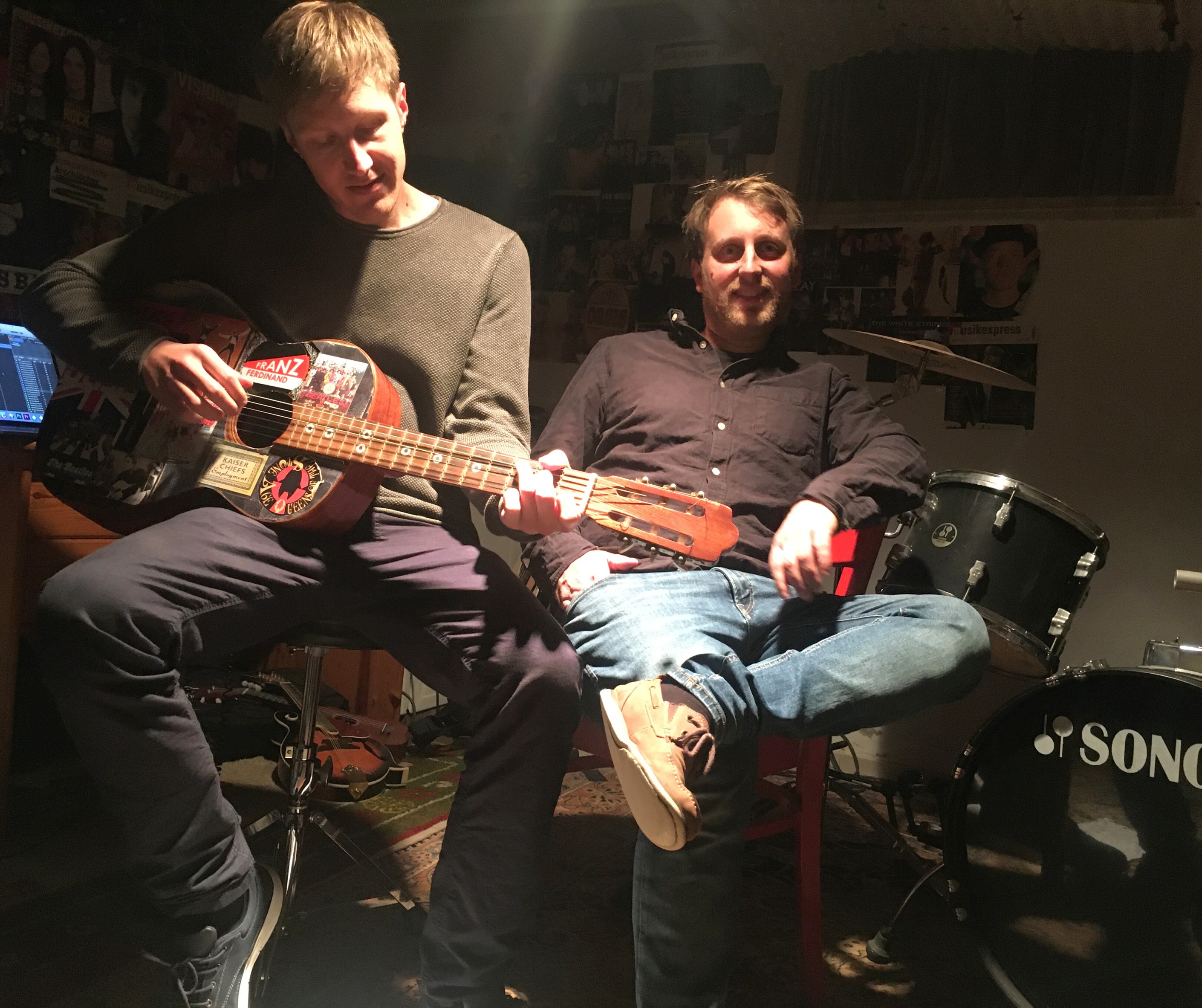 Auf dem Bild ist das Musiker-Duo von Okomod zu sehen.