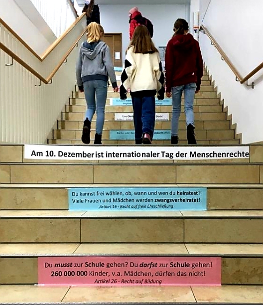 Der Treppenaufgang des Theodor-Heuss-Gymnasiums Nördlingen ist mit verschiedenen Menschenrechten bestückt.