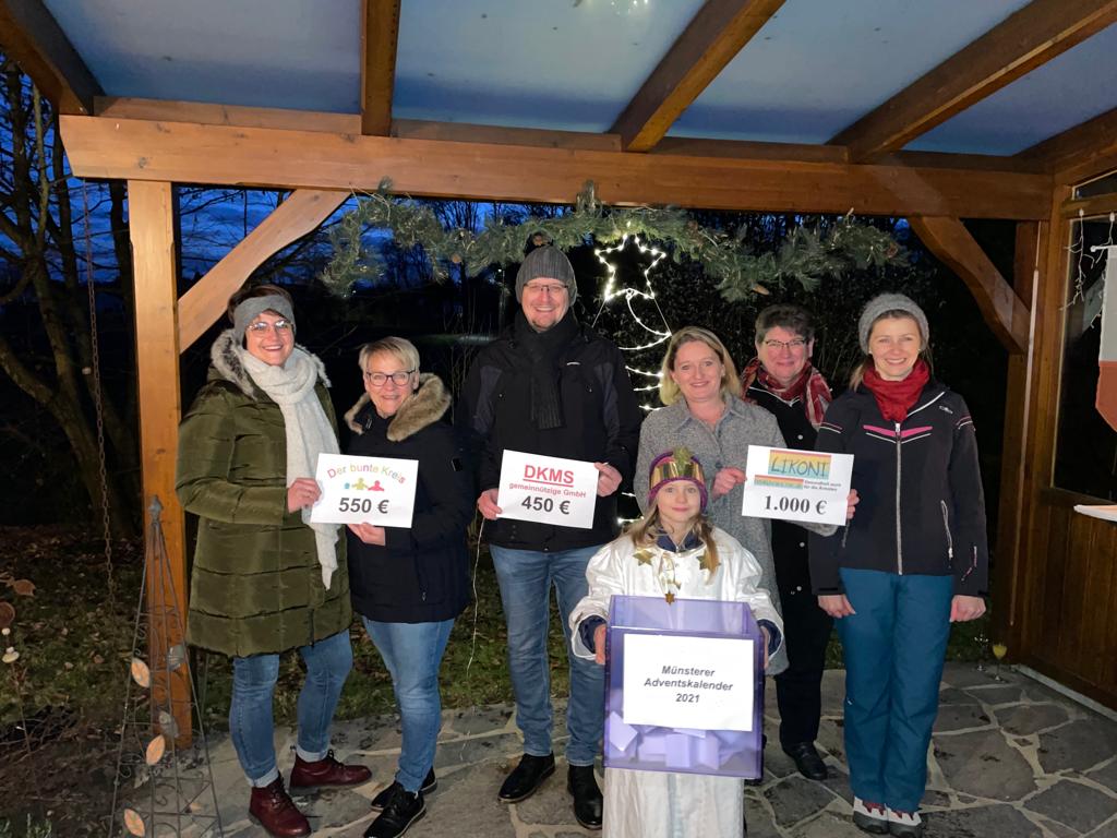 Von links: Beate Oßwald, Hedwig Kefer, Jürgen Raab (Bürgermeister), Yvonne Schmid (Systemkosmetik), Brigitte Lehenberger und Erika Röll, vorne: Glücksengel Elina Röll.