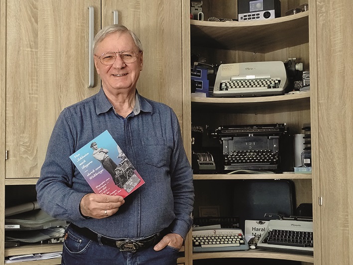 Das Bild zeigt Autor Harald Metz mit seiner Neuveröffentlichung.