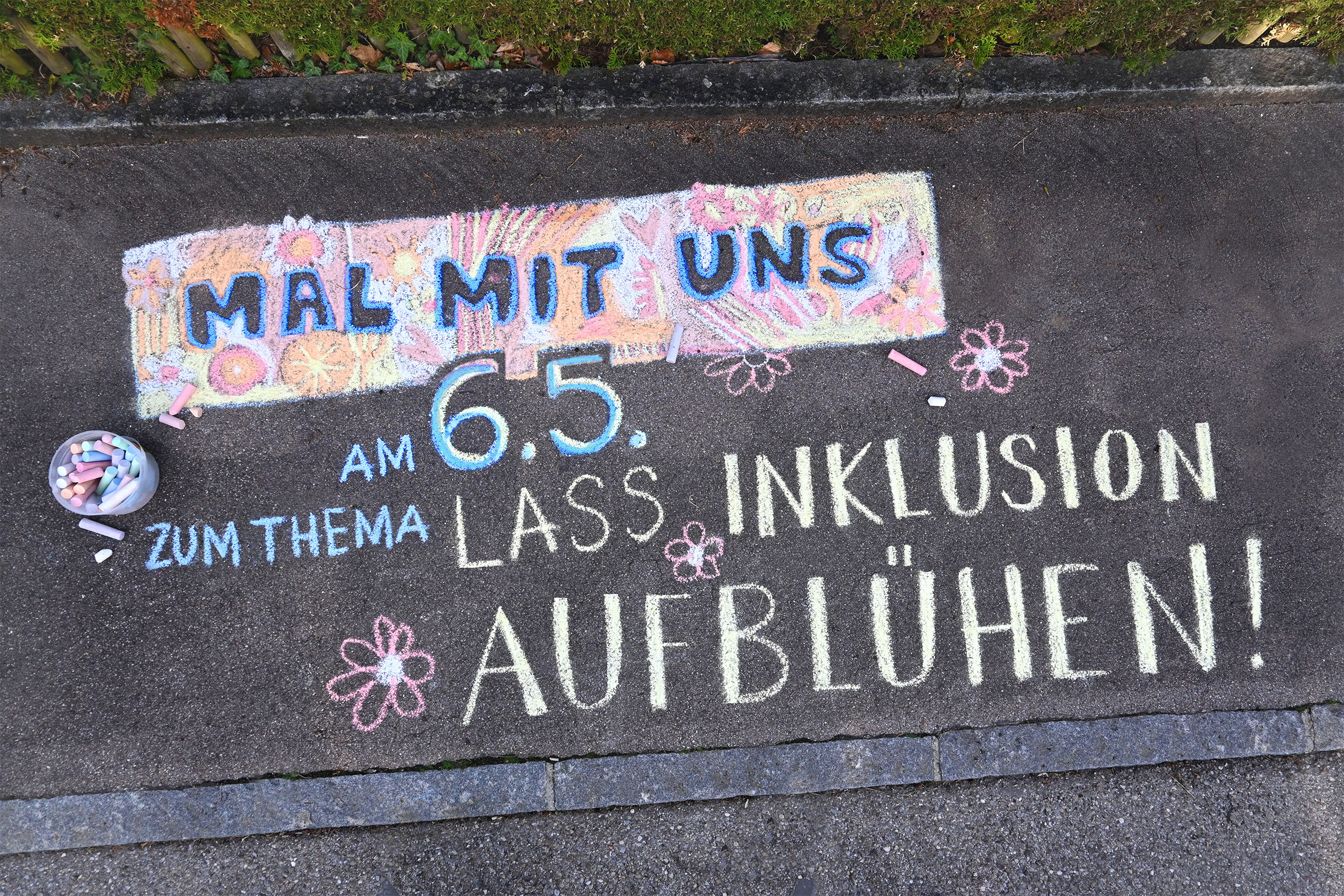 Straßenmalkreide-Aktion Lass Inklusion aufblühen