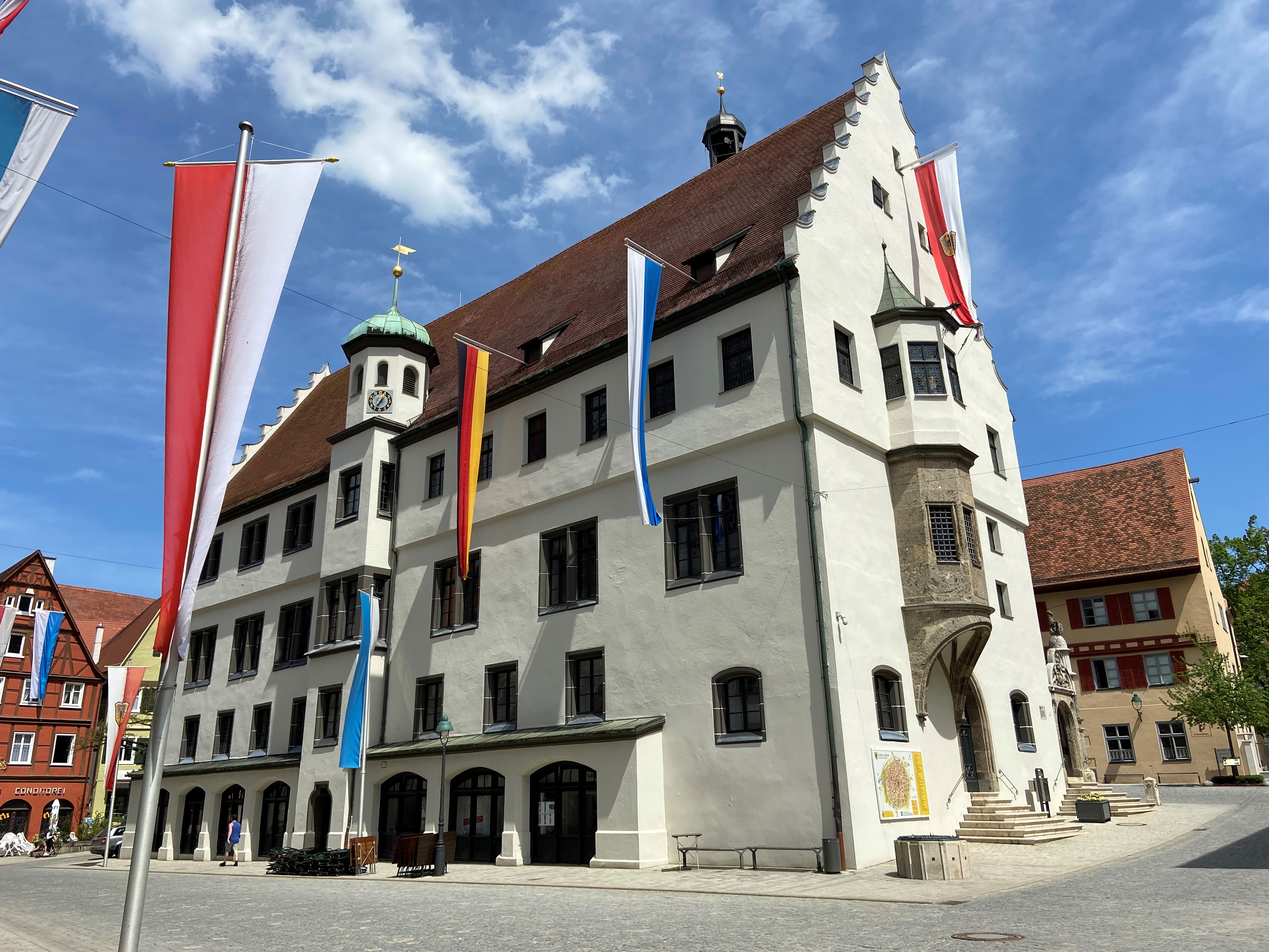 Das Bild zeigt das Nördlinger Rathaus.