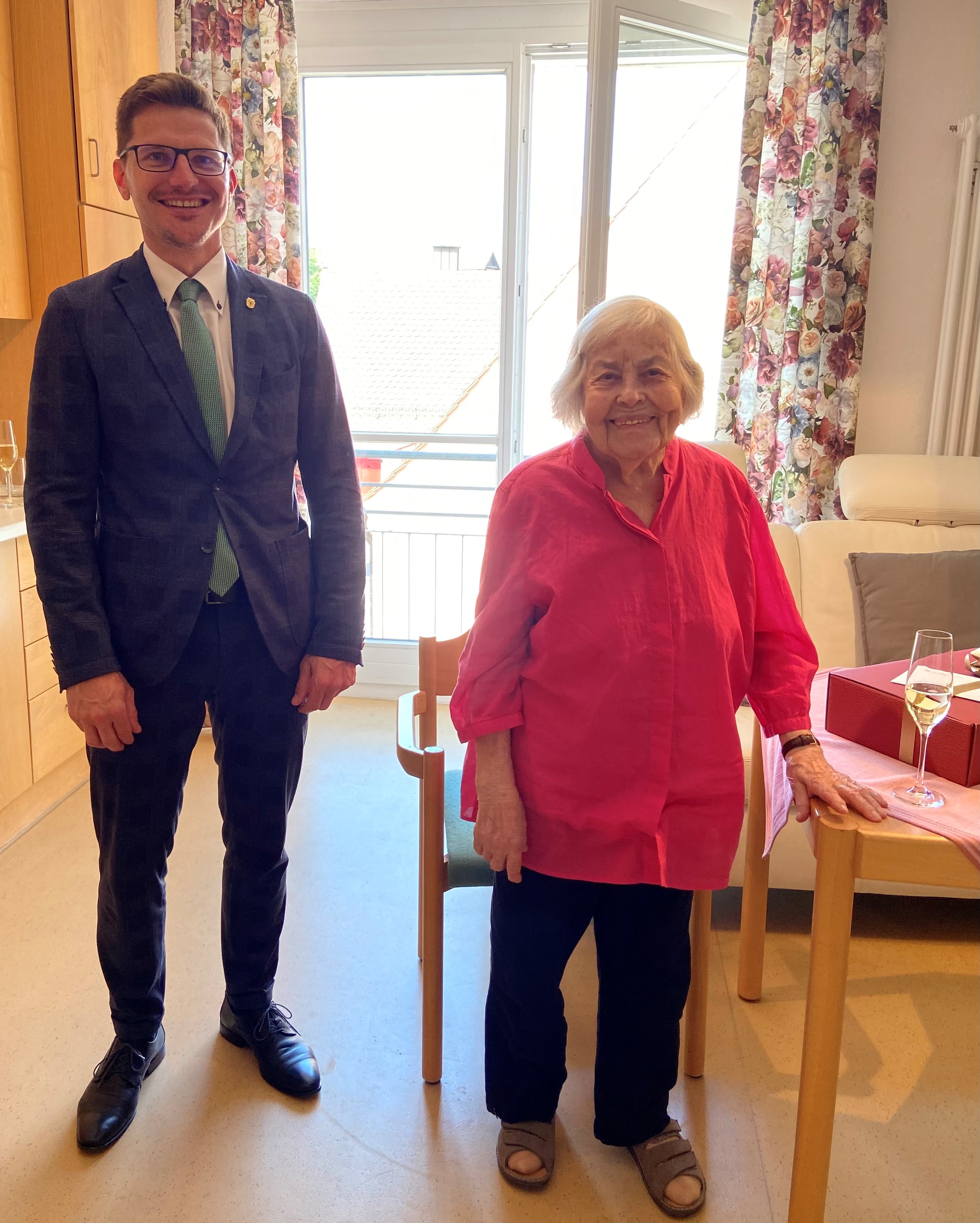 Zum 100. Geburtstag gratulierte Oberbürgermeister David Wittner der Nördlingerin Edeltraud Herzog sehr herzlich.