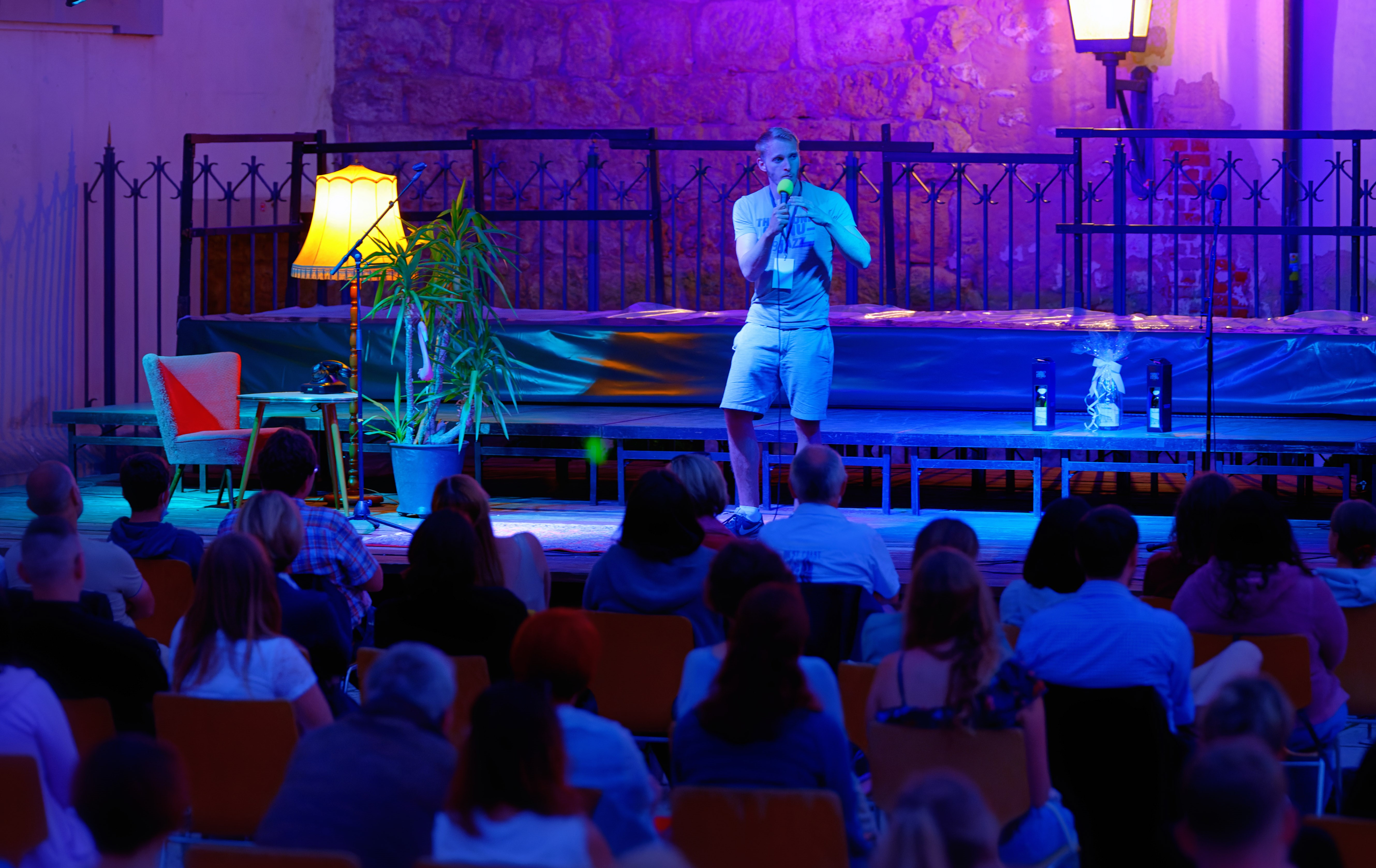 Der Poet, Raphael Breuer, während seines ausdrucksstarken Auftritts im vergangenen Jahr auf der Bühne im Schlosshof des Residenzschlosses Oettingen. Dieses Jahr hat Moderator Jens Hoffmann ein exklusives Künstlerensemble für Oettingen verpflichtet