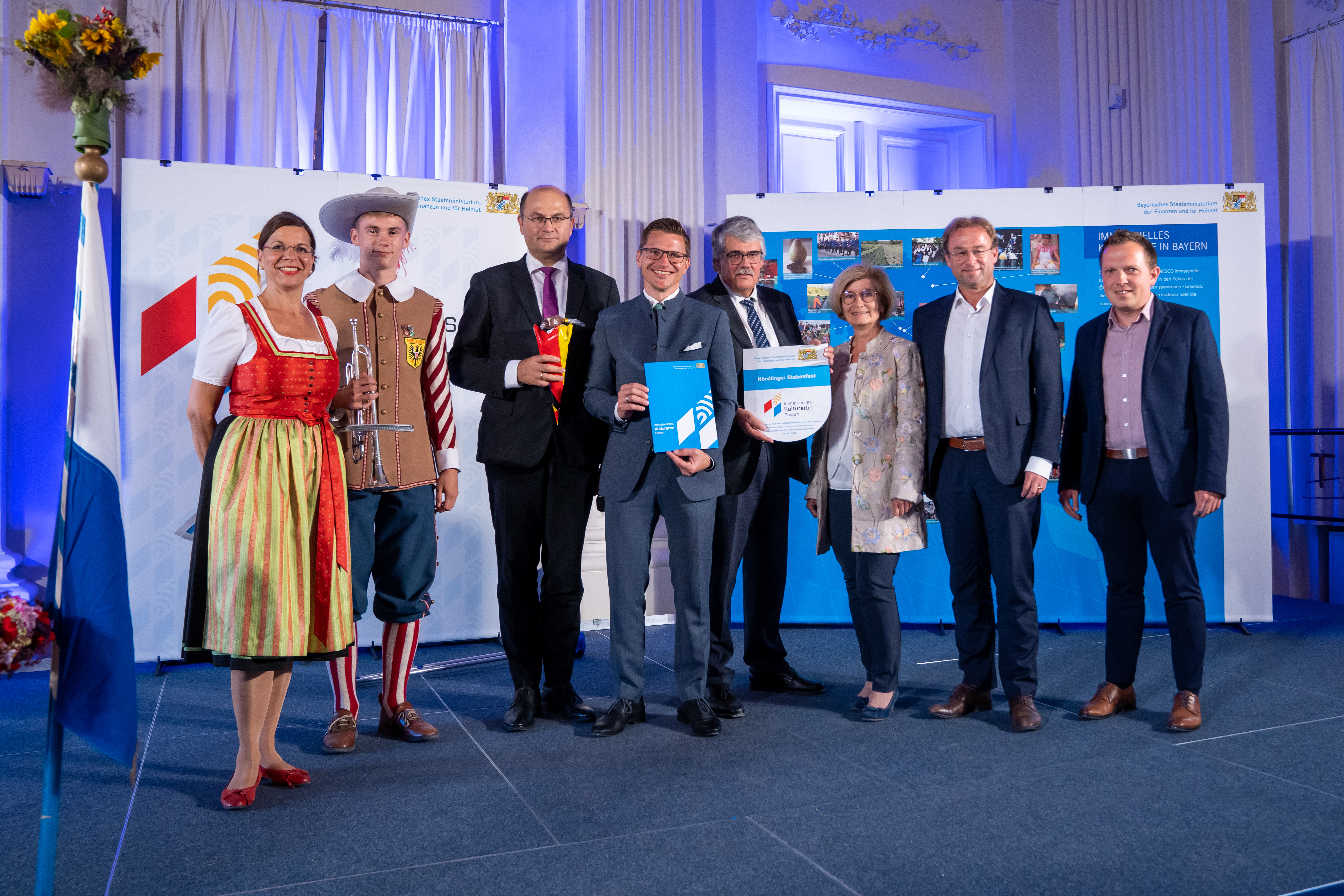 Das Bild zeigt die Urkundenübergabe an die Stadt Nördlingen.