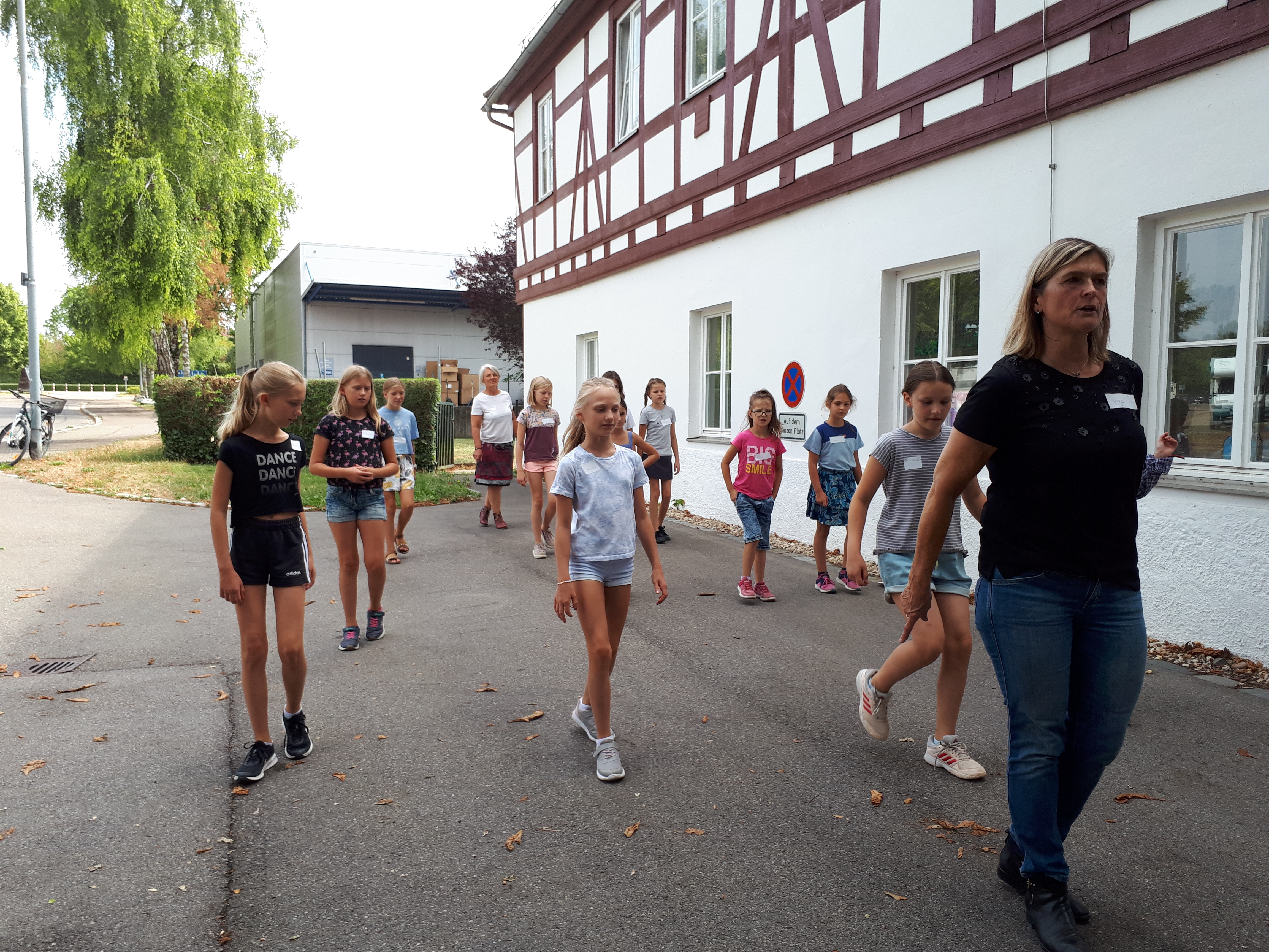 Das Bild zeigt die Teilnehmenden des Ferienprogrammes beim einstudieren des Line-Dances.