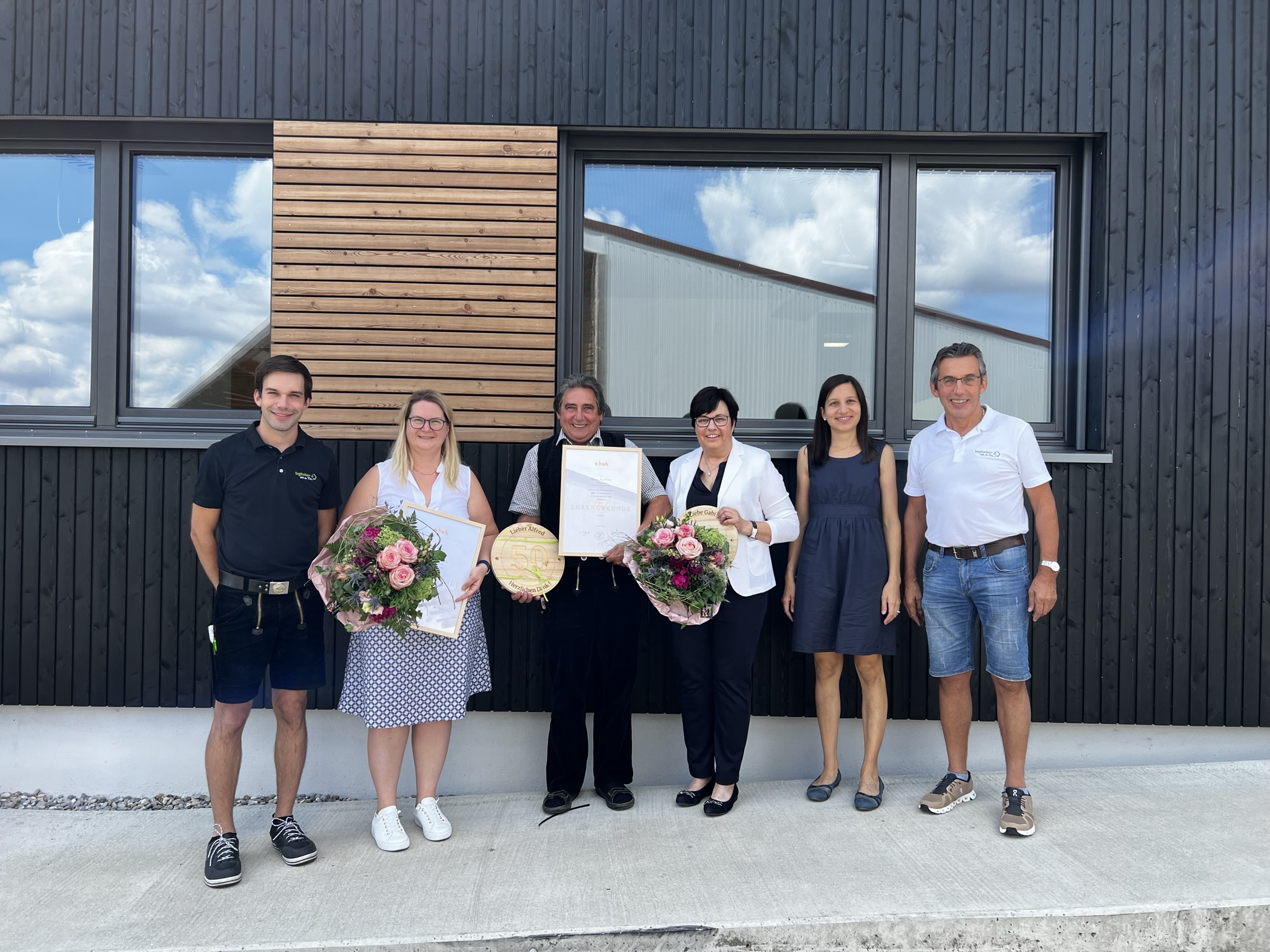 Die Jubilare mit der Geschäftsleitung. Stehend von links: Stefan Taglieber, Heidi Gary, Alfred Taglieber, Gabi Taglieber, Franziska Taglieber und Erwin Taglieber. Es fehlt: Christine Manz.