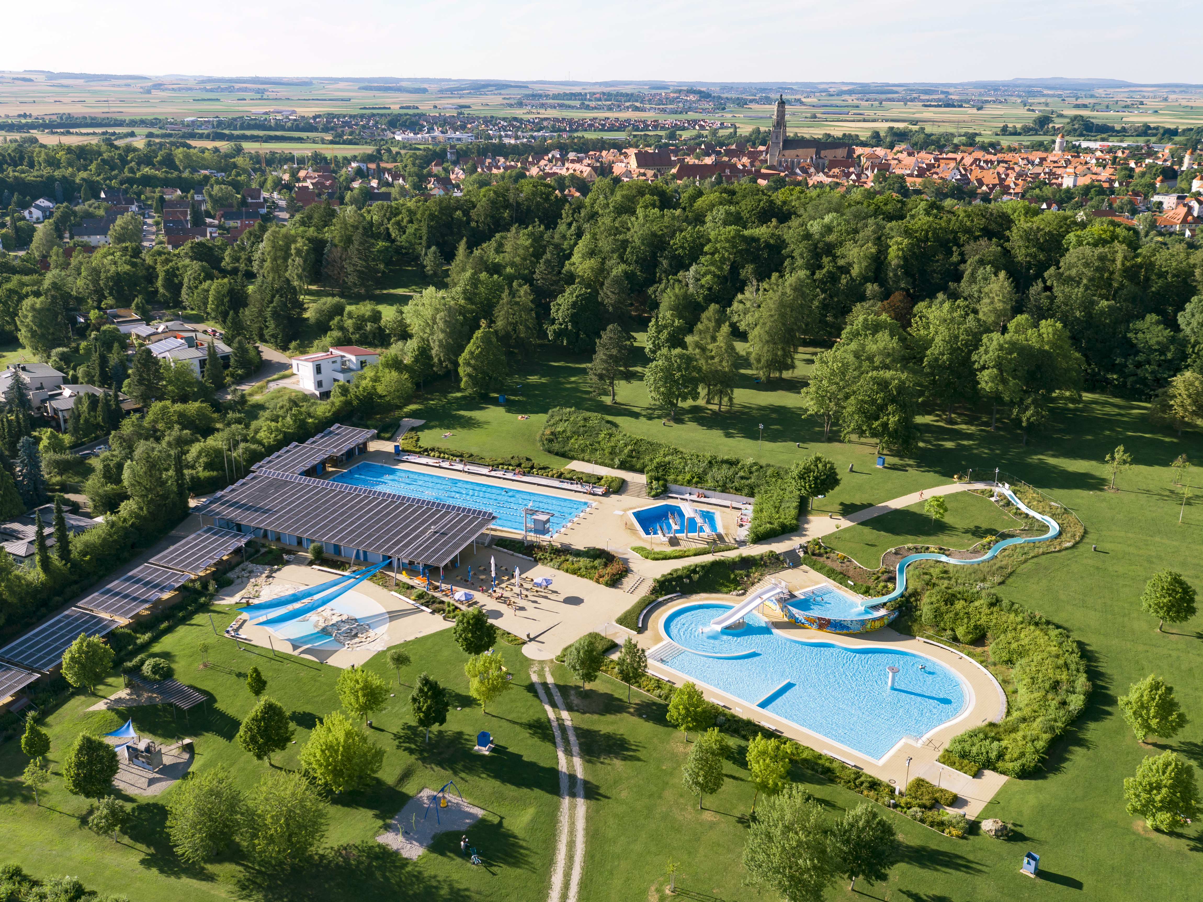 Das Bild zeigt eine Luftaufnahme vom Freibad im Nördlingen.